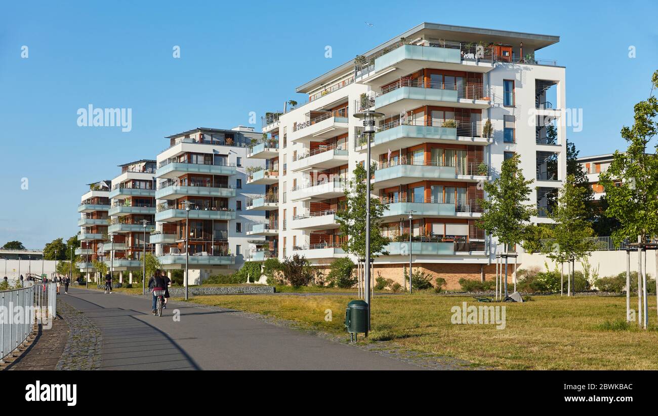 Los modernos Appartementhaus en Köln als Gebäude Immobilien Konzept Foto de stock