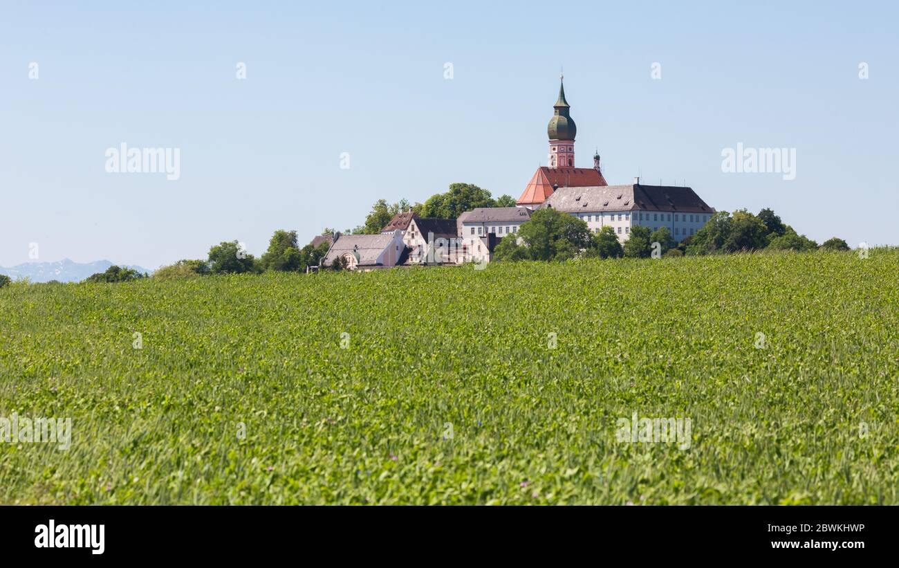 Andechs monasterio con campo verde en primer plano. Foto de stock