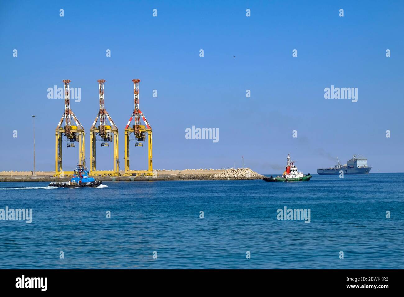 Remolcador en el camino para conocer RFA Cardigan Bay fuera de Port Sultan Qaboos Muscat, Omán Foto de stock