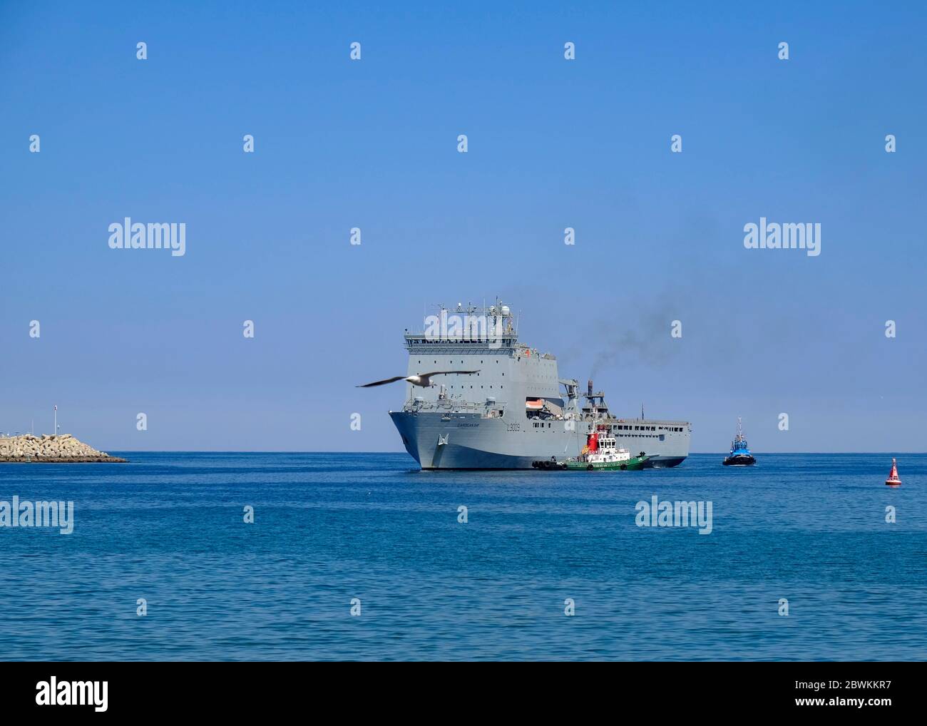 RFA Cardigan Bay siendo arrastrado en Port Sultan Qaboos en remolcador, Muscat, Omán Foto de stock