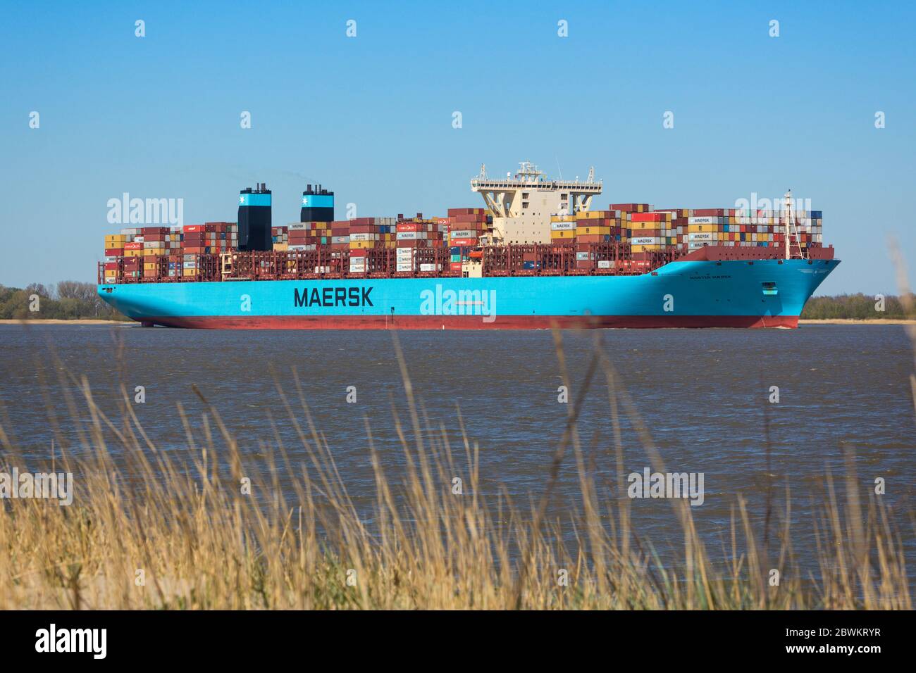 Stade, Alemania - 22 de abril de 2020: Buque contenedor MORTEN MÆRSK en el río Elbe en dirección a Hamburgo. Es uno de los 31 buques de contenedores de la clase E triple Maersk t Foto de stock