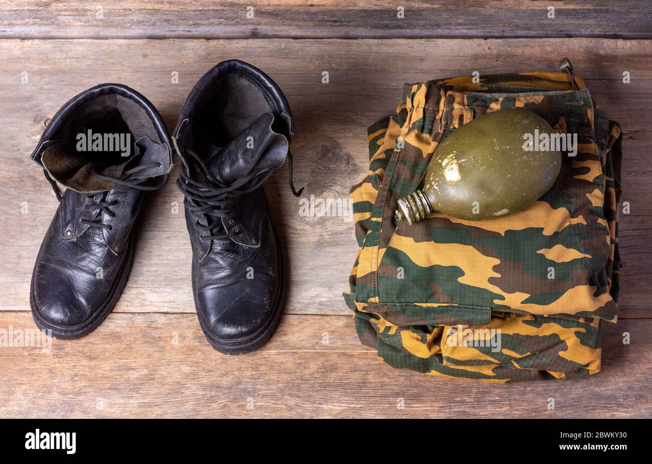 Zapatillas para hombre. Botas negras sobre fondo de madera. Primer plano  Fotografía de stock - Alamy