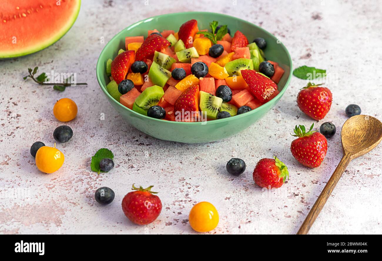 Ensalada de frutas con bayas y sandía Foto de stock