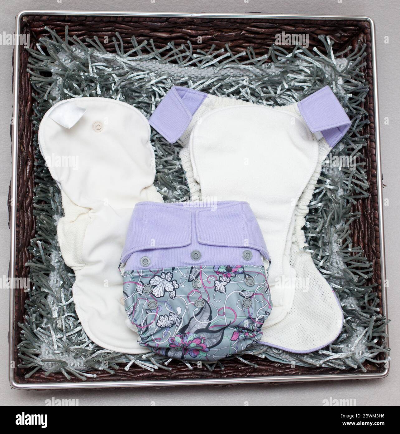 Bebé vistiendo rosa pañales reutilizables / pañal (con modelo de liberación  Fotografía de stock - Alamy