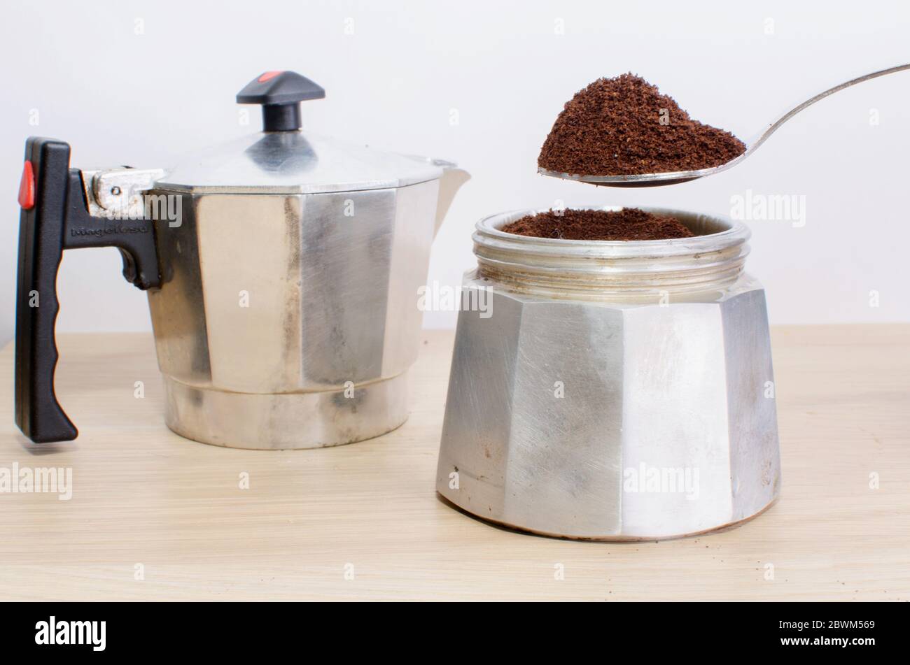 Cafetera italiana abierta con café y cuchara Fotografía de stock - Alamy
