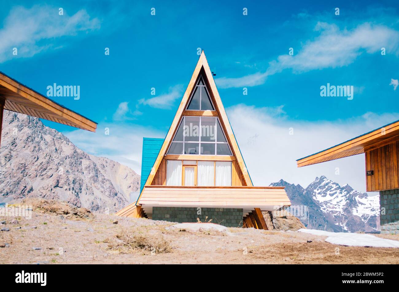 Un pequeño bungalow en forma de triángulo en la temporada baja en la Cordillera de los Andes. Foto de stock