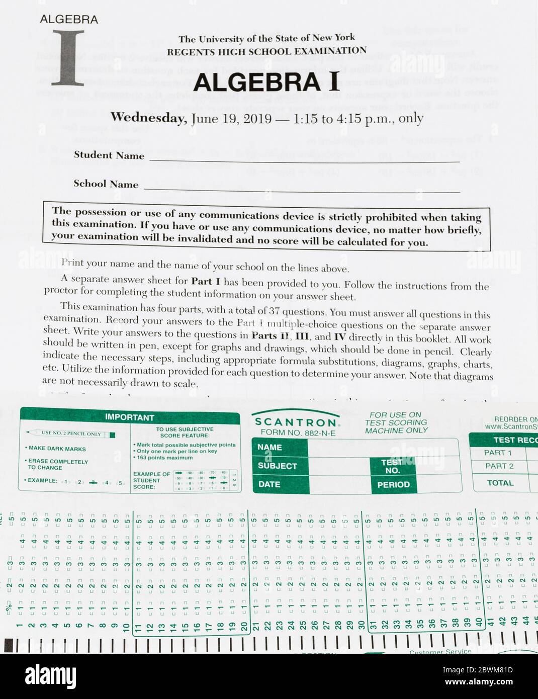 Babylon, New York, USA - 11 de abril de 2020: Examen de Regentes de la Escuela Secundaria New York State Algebra I con un escantron para los resultados. Foto de stock