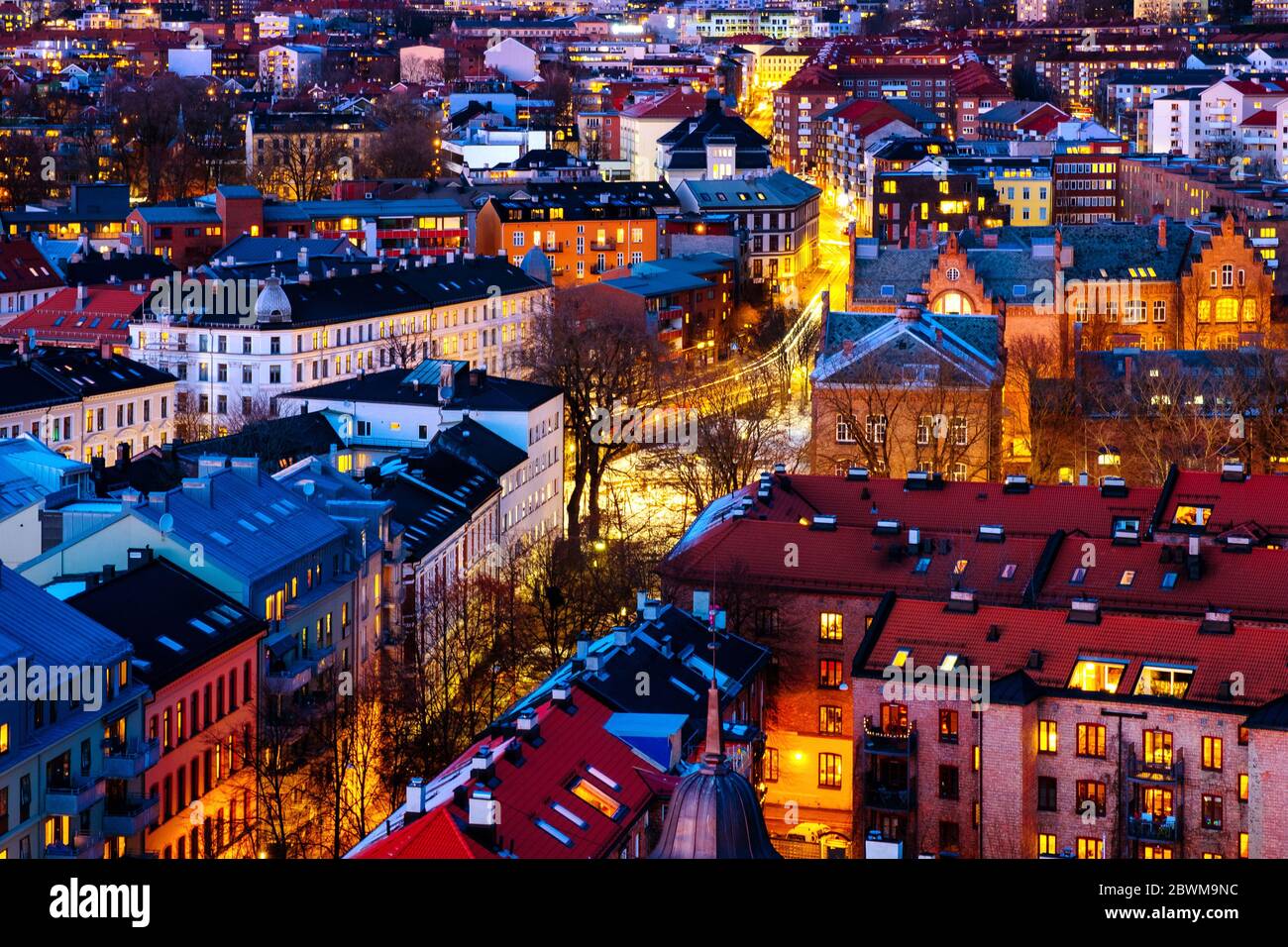 Oslo, Noruega. Vista nocturna de la zona de Sentrum de Oslo, Noruega, con edificios modernos e históricos y tráfico de coches durante el invierno Foto de stock