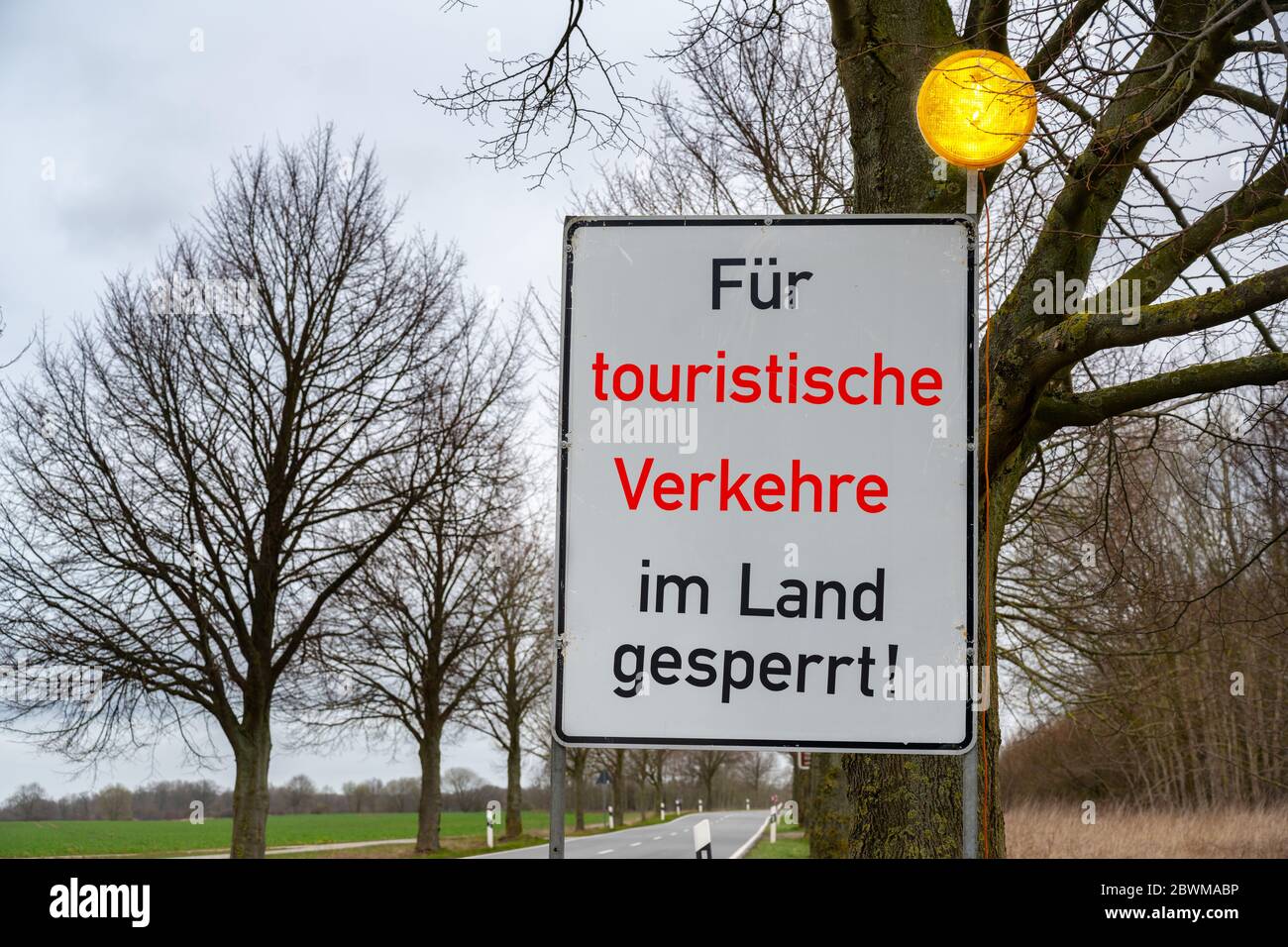 Señal de carretera en la frontera con Mecklemburgo-Pomerania Occidental con texto alemán que significa cerrado para el tráfico turístico en el país, restricción contra la s Foto de stock