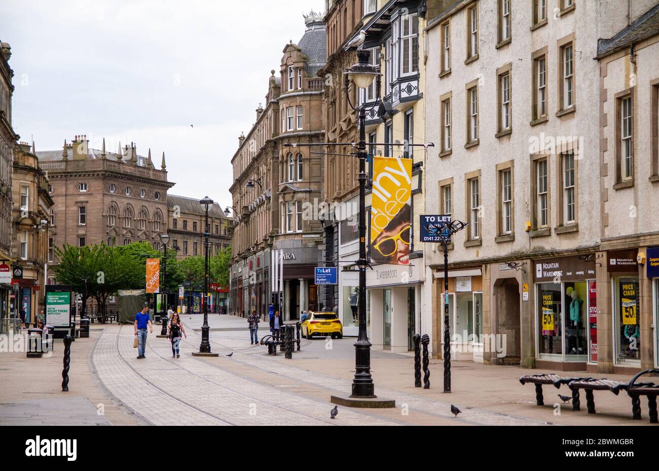 Dundee, Tayside, Escocia, Reino Unido. 2 de junio de 2020. Reino Unido Clima: Nublado y húmedo en el noreste de Escocia, temperatura máxima 19°C. El público de Dundee está empezando a entrar en pánico con menos personas que se aventuran fuera, ya que el Gobierno escocés está introduciendo nuevas leyes de cierre de Covid-19 después de las infracciones del fin de semana. Hay algunas tiendas principales en el centro de la ciudad que están abiertas sólo para los trabajadores clave y los compradores esenciales, pero la gente debe mantener la distancia social de unos a otros en Dundee casi desierta. Crédito: Dundee Photographics/Alamy Live News Foto de stock