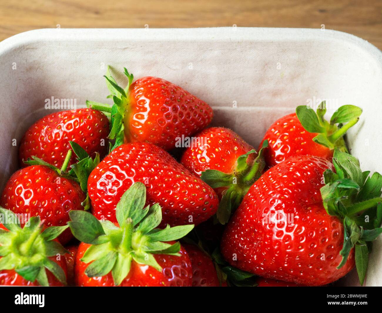 Fresas frescas en una red de plástico libre en una encimera de cocina  Fotografía de stock - Alamy