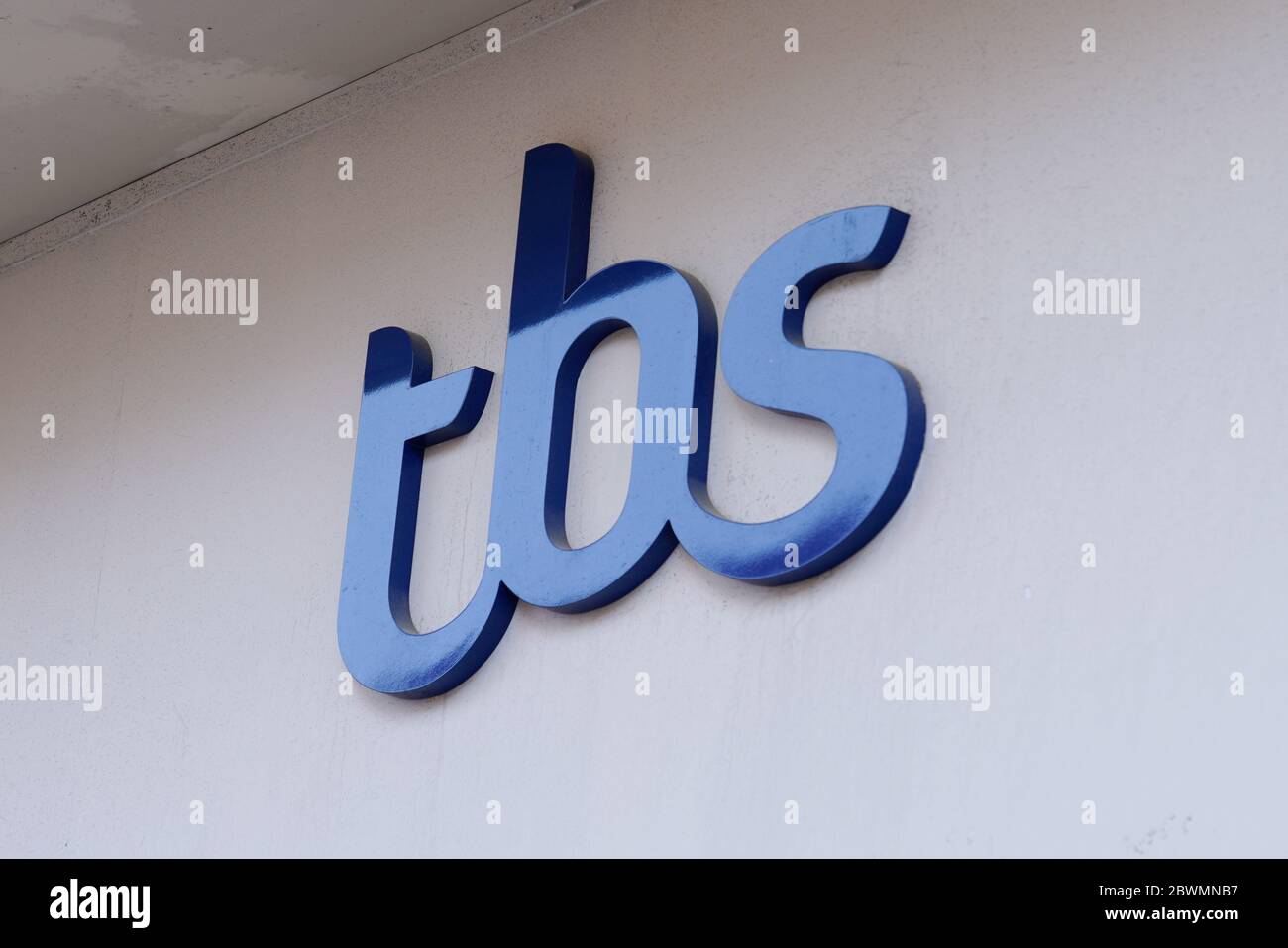 Burdeos , Aquitania / Francia - 05 05 2020 : logo de TBS azul signo en la  tienda de la tienda deportiva Fotografía de stock - Alamy