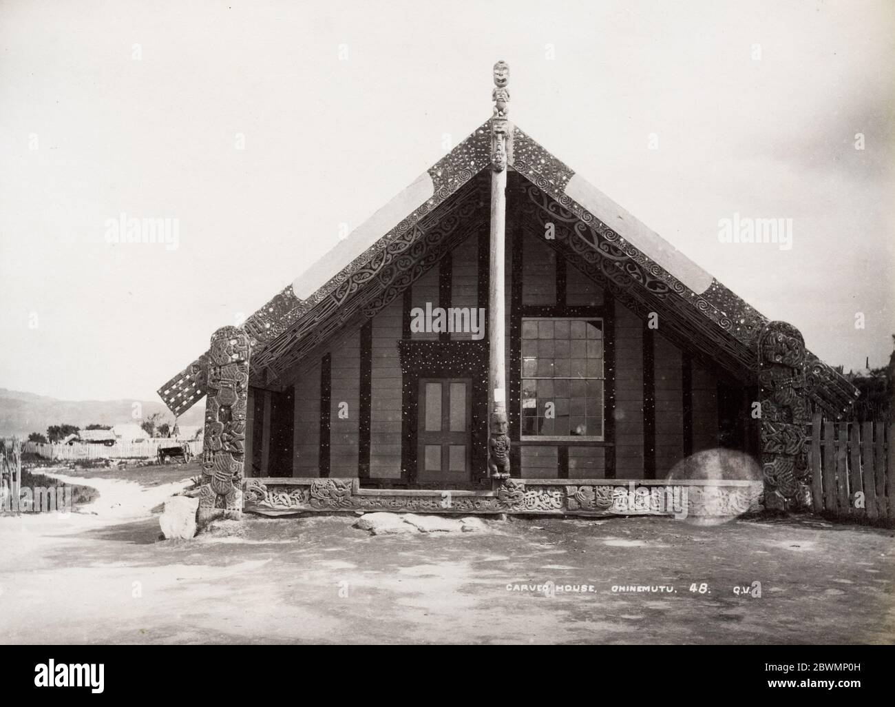 Fotografía del siglo XIX - Casa Maori tallada Ohinemutu, Nueva Zelanda. Foto de stock