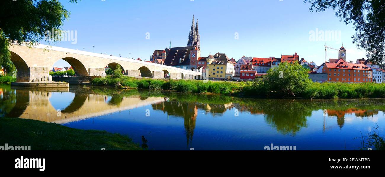 Regensburg, Alemania: El famoso horizonte se refleja en el río Danubio Foto de stock