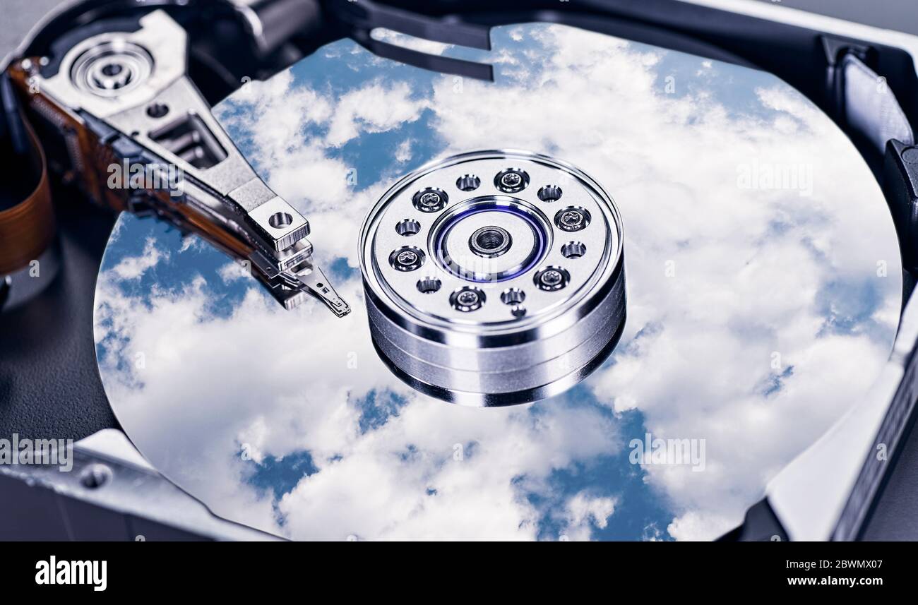 Un cielo nublado se refleja en el disco magnético de un disco duro Foto de stock