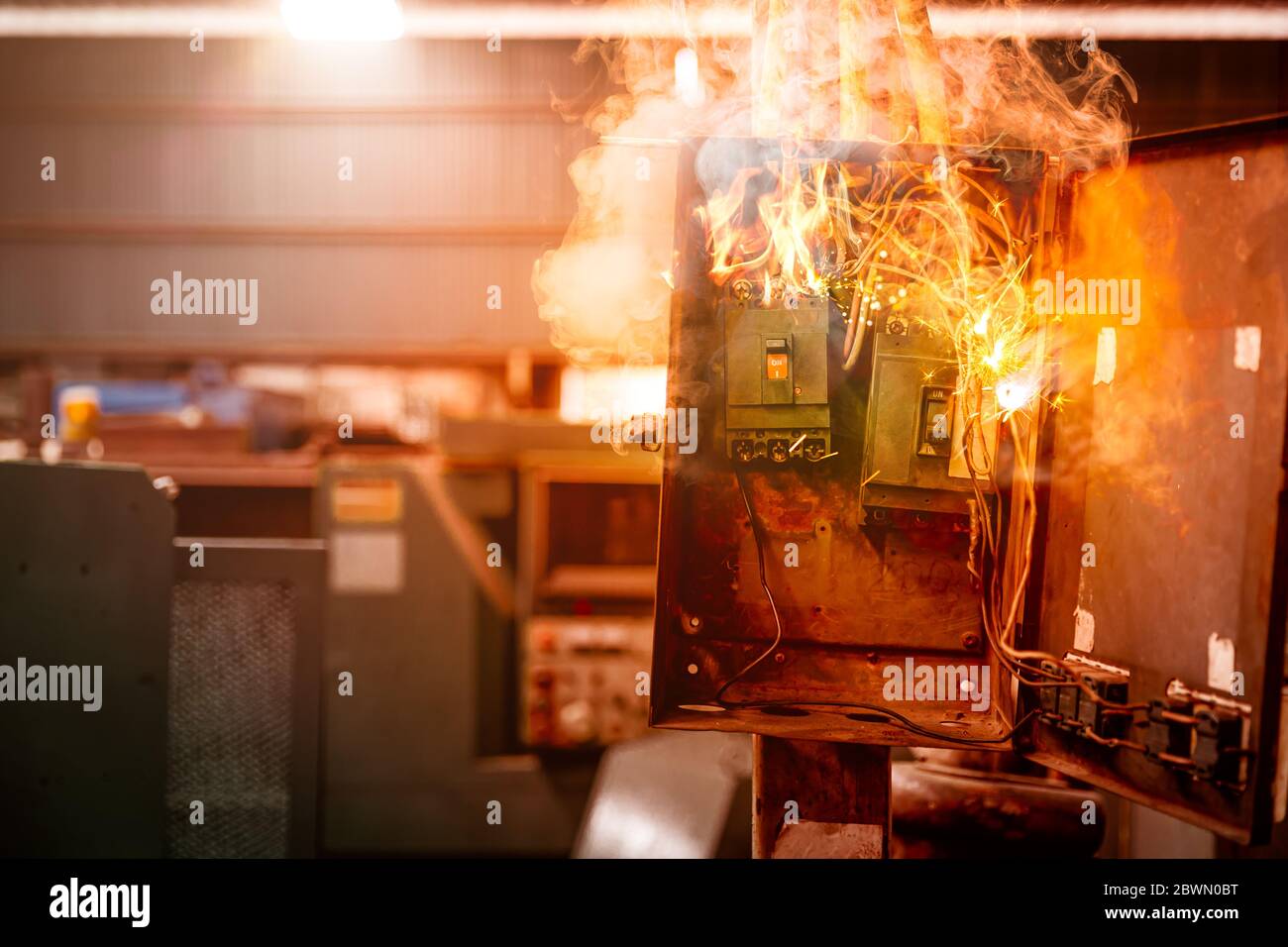Cortocircuito de sobrecarga del interruptor eléctrico, vieja gruñe sucio  caja de fusibles fuego queman sobre calor Fotografía de stock - Alamy