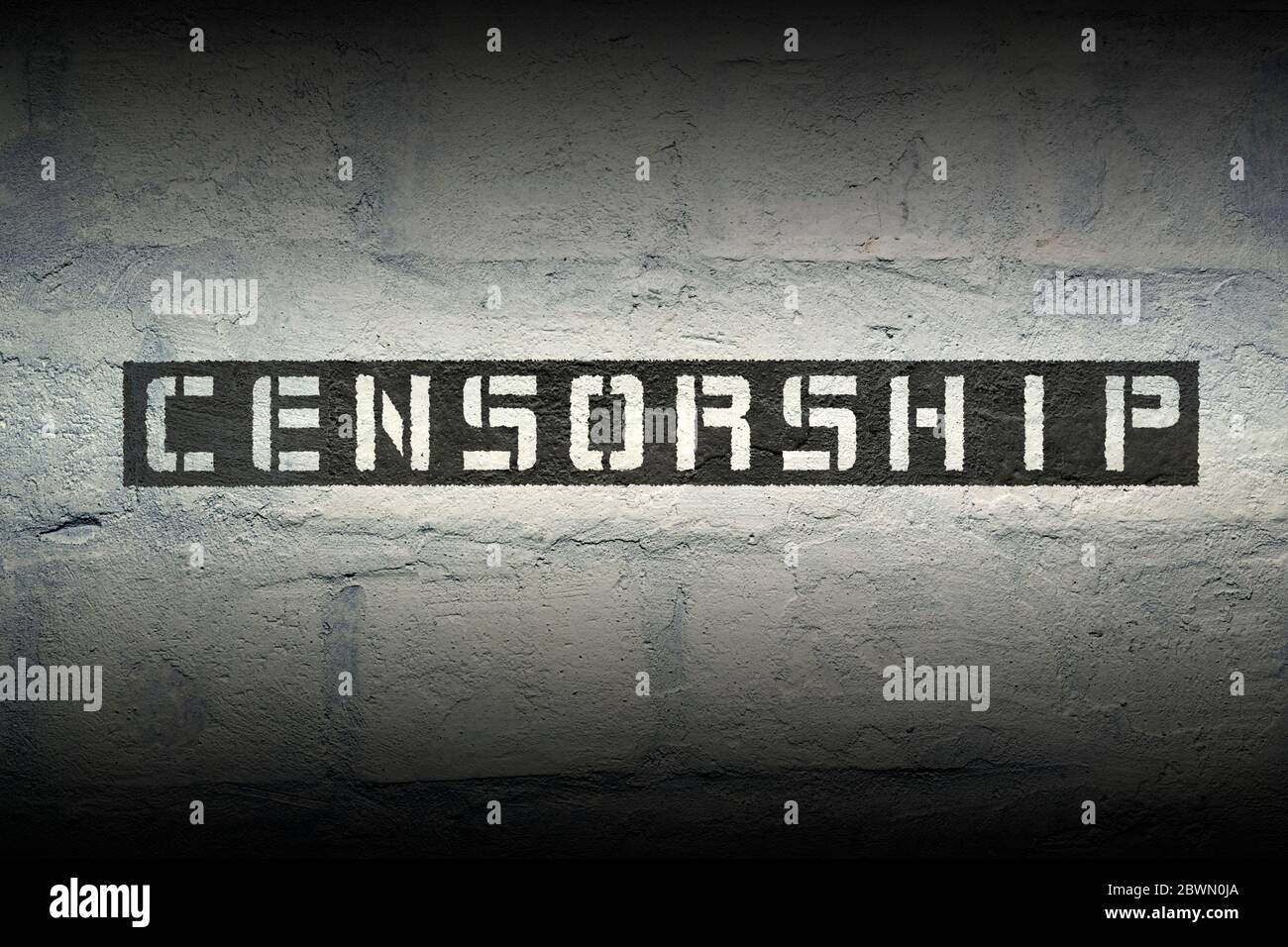 Galería de censura imprimir en el grunge pared de ladrillo blanco. Foto de stock