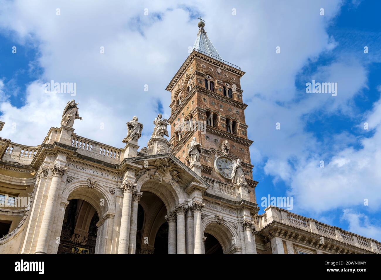 Campanario - una vista de cerca y de ángulo bajo de la Ciudad del Campanario del siglo 14 y las estatuas de la fachada de la Basílica de Santa María Maggiore, Roma, Italia. Foto de stock