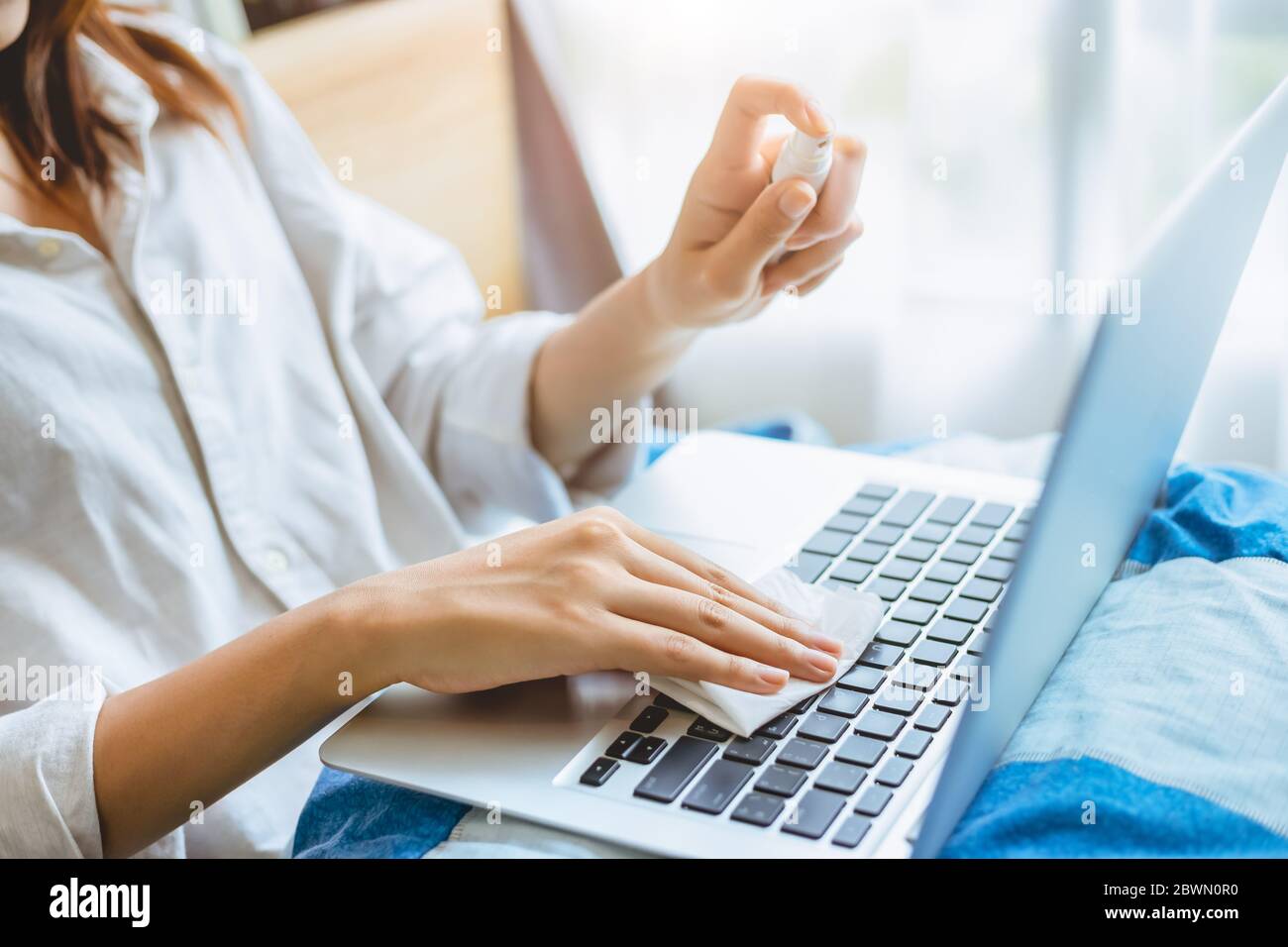 Personas alcohol spray portátil limpieza teclado para la higiene personal y la limpieza protección contra virus. Foto de stock