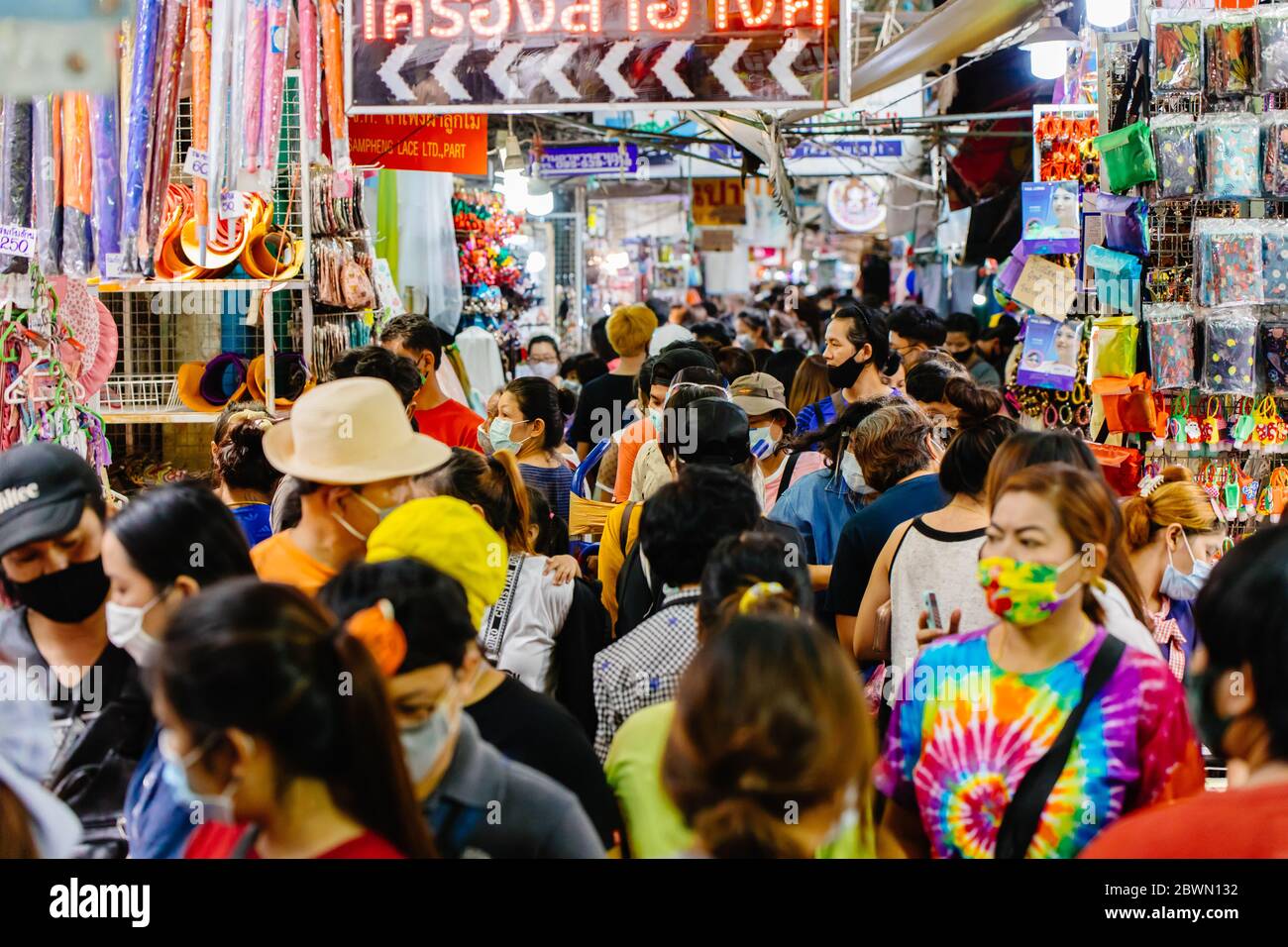 La multitud de personas caminando se revuelve en el mercado de Sampeng sin prestar atención a la orientación de distanciamiento social del gobierno. 30 de mayo de 2020, Bangkok, T. Foto de stock