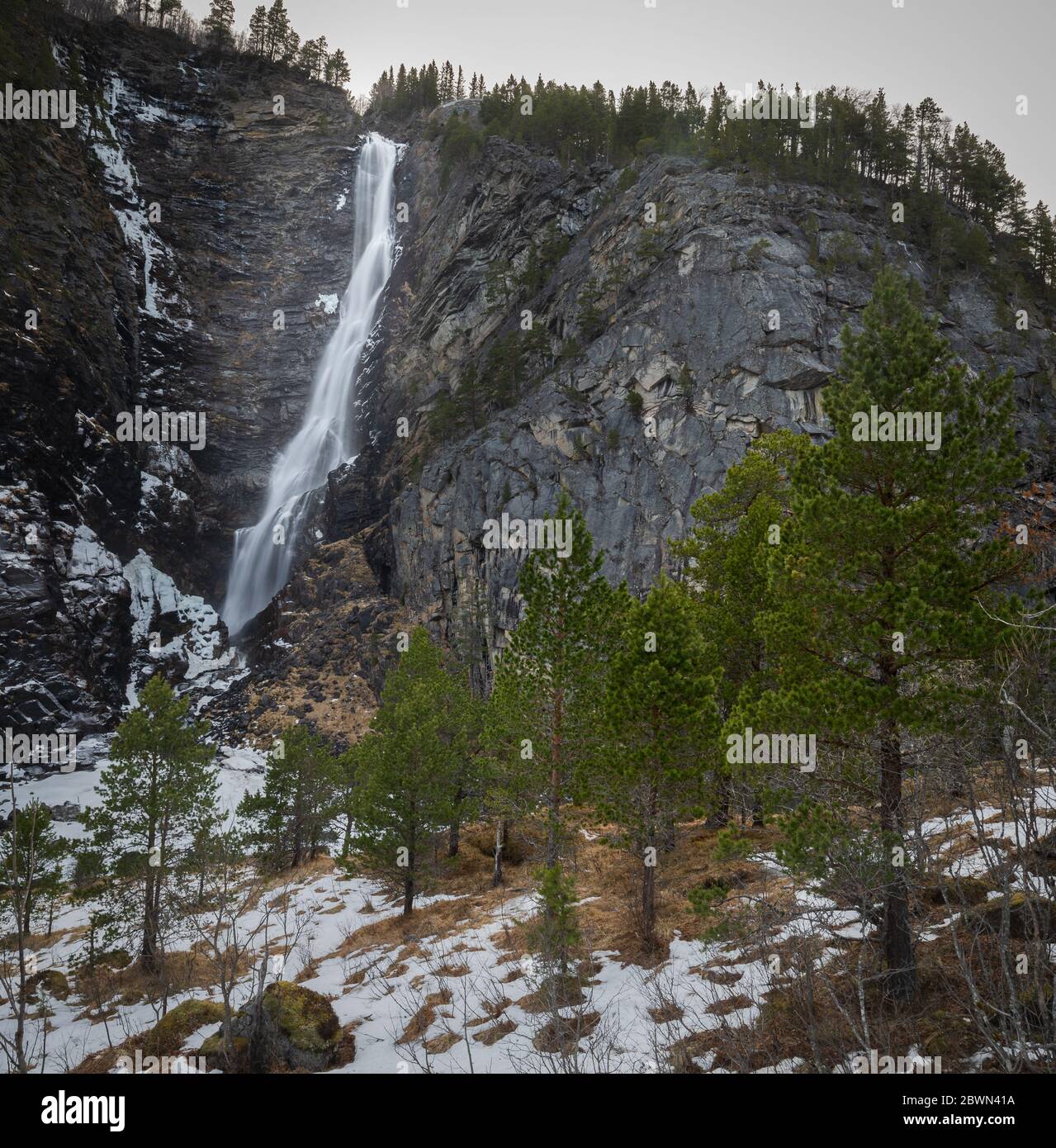 A principios del invierno en el desfiladero de Amotan junto a la cascada de Svoufallet, Parque Nacional Trollheimen, en el centro de Noruega. Foto de stock