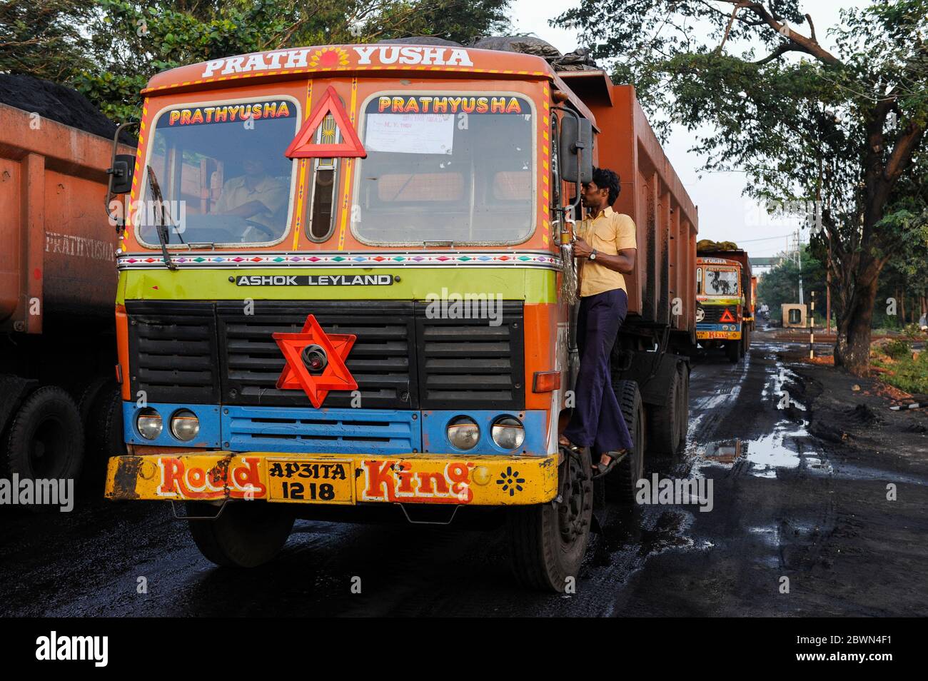 INDIA Andhra Pradesh, Visakhapatnam, carga de carbón importado de Australia en camiones para el transporte a plantas de acero Foto de stock