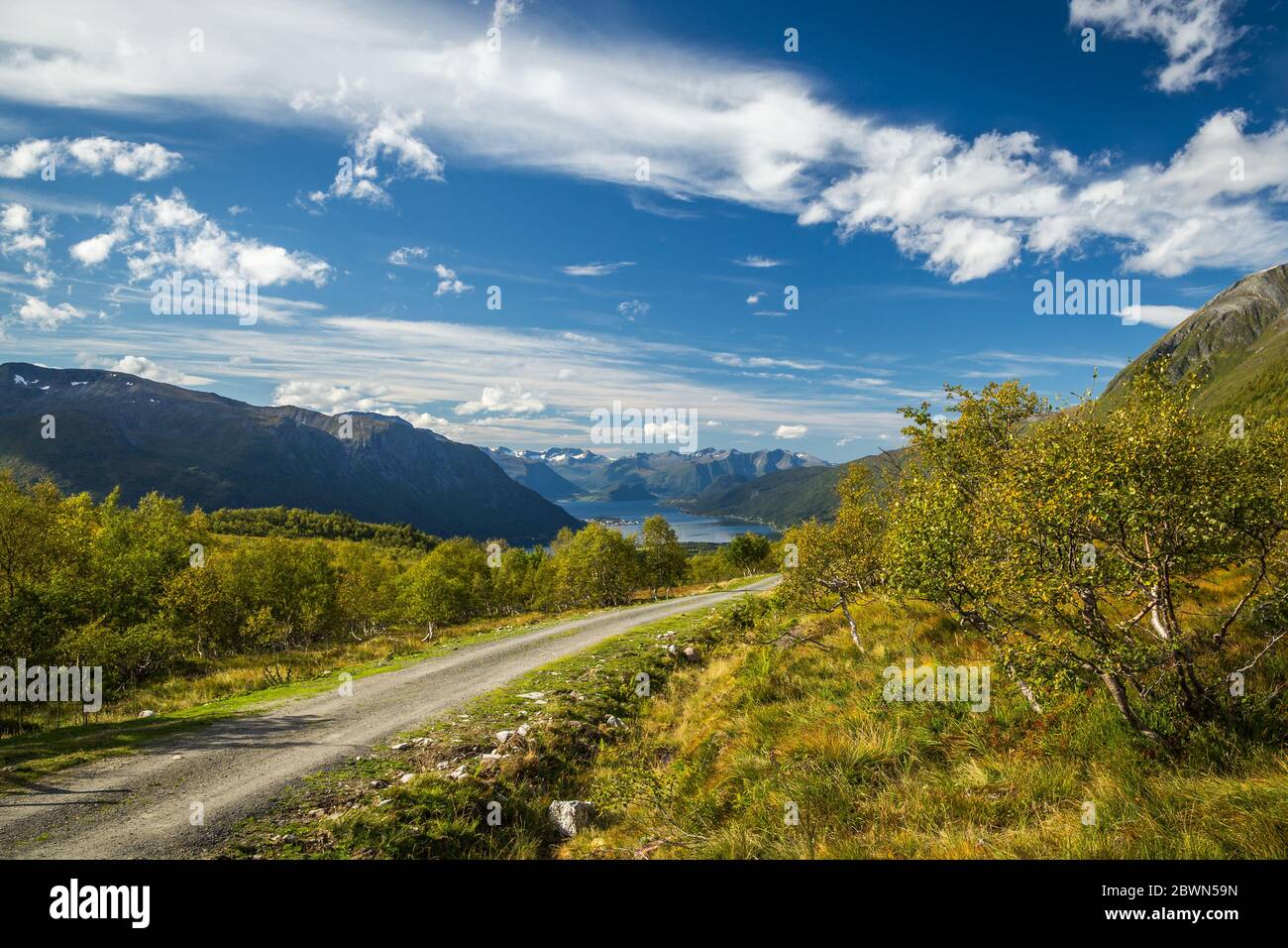 Hermoso ambiente de finales de verano y colores en las montañas, la zona de Isfjorden y el valle de Kavliheian. Foto de stock