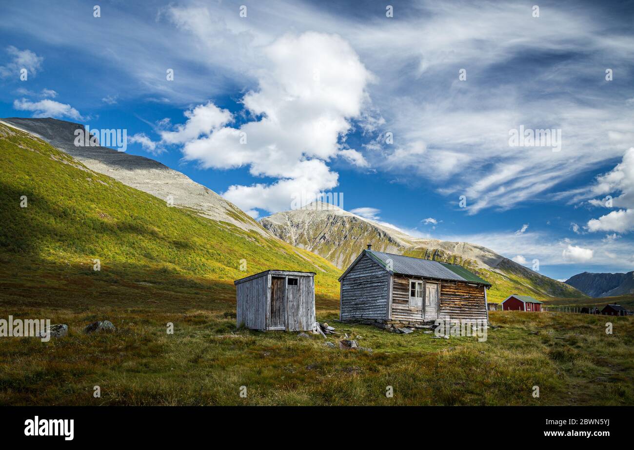 Hermoso ambiente de finales de verano y colores en las montañas, la zona de Isfjorden y el valle de Kavliheian. Cabañas de madera en el valle. Foto de stock