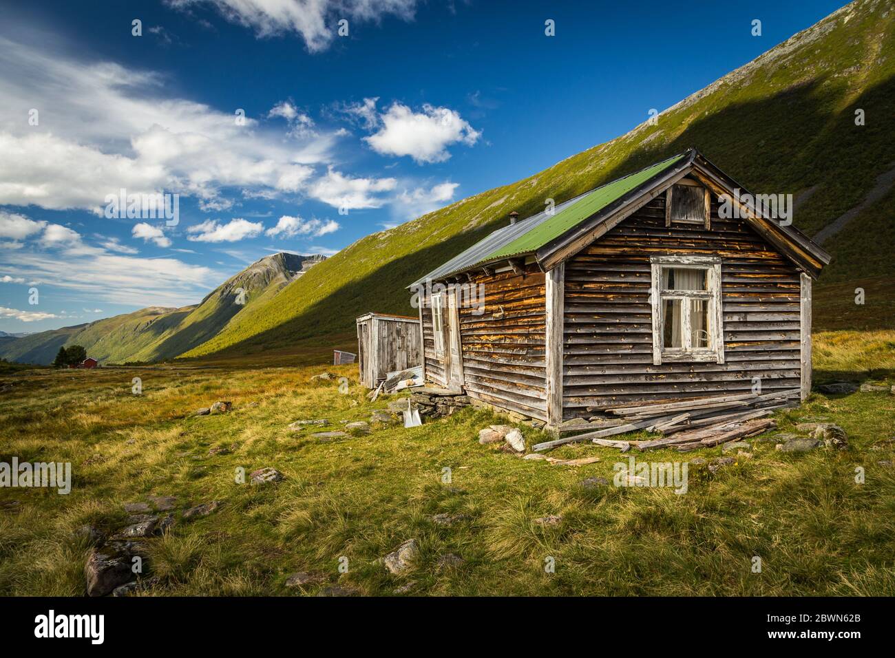 Hermoso ambiente de finales de verano y colores en las montañas, la zona de Isfjorden y el valle de Kavliheian. Cabañas de madera en el valle. Foto de stock