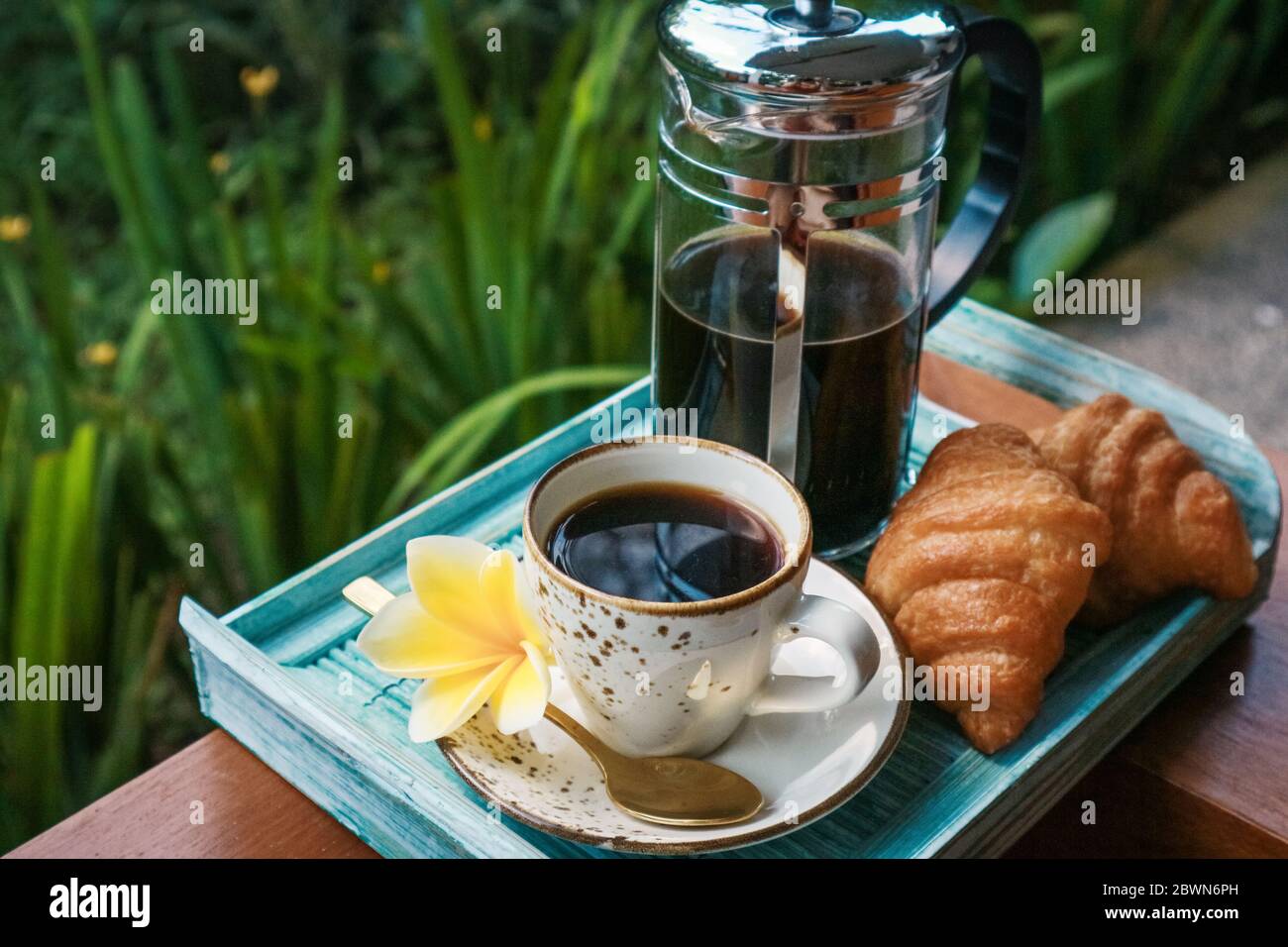 La prensa francesa tradicional café, cafetera y una pequeña taza blanca con  una cuchara de plata,chocolate y galletas Fotografía de stock - Alamy