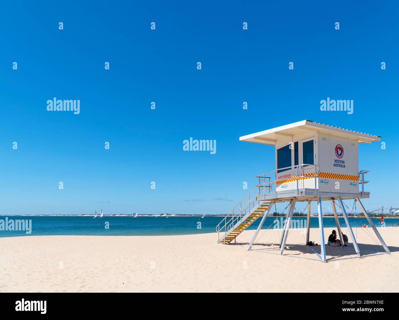 Cabaña de socorrista en la playa de Koombana, Bunbury, Australia Occidental, Australia Foto de stock