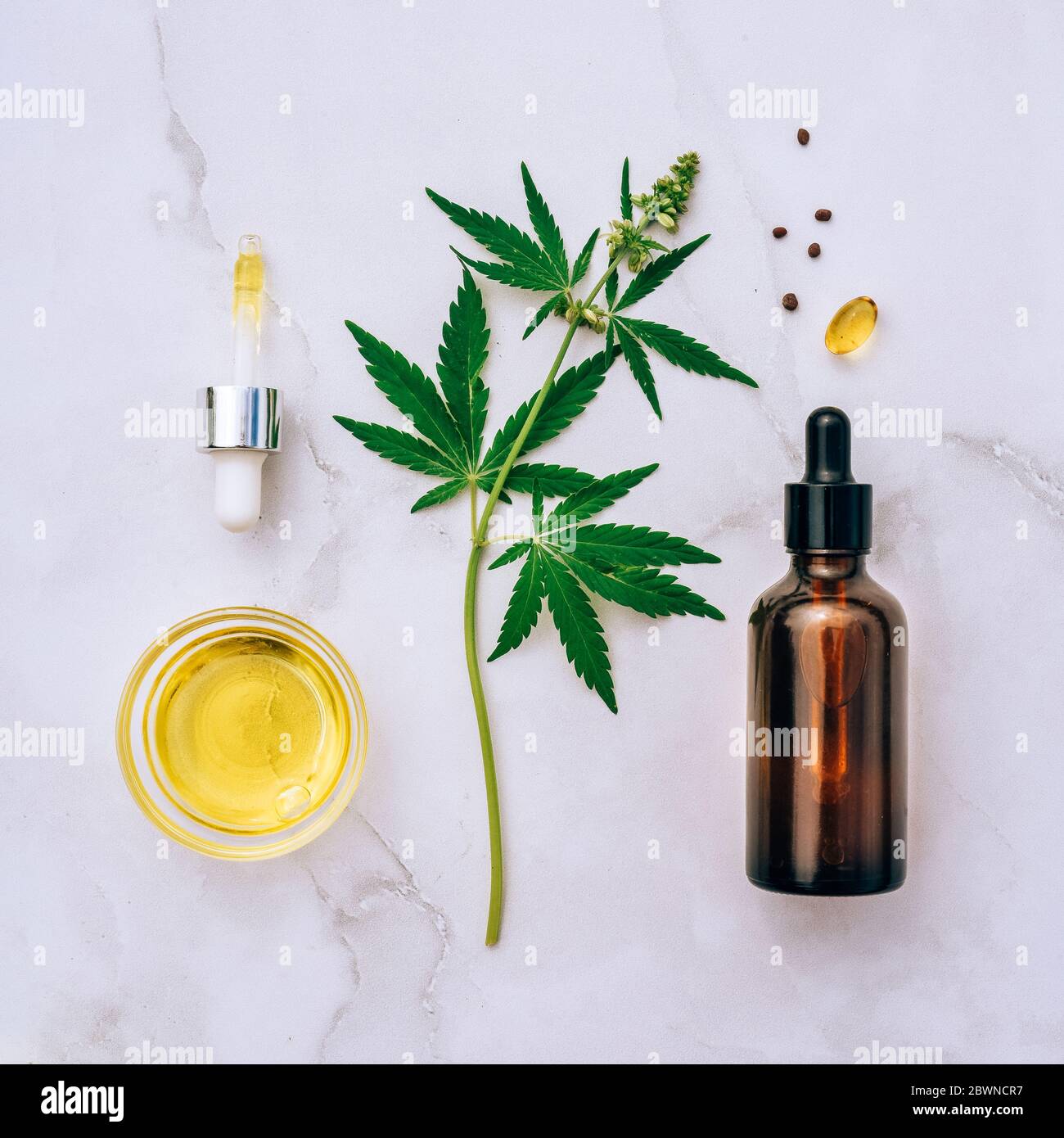 Marihuana medicinal cannabis CBD aceite. CBD productos de cáñamo de aceite Homeopatía alternativa Foto de stock