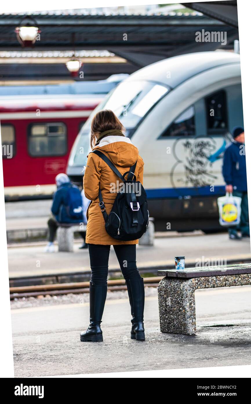 Los viajeros y viajeros llevan equipaje y mochilas en la plataforma de tren de la estación de tren norte de Bucarest (Gara de Nord Bucarest) en Bucarest, Ro Foto de stock