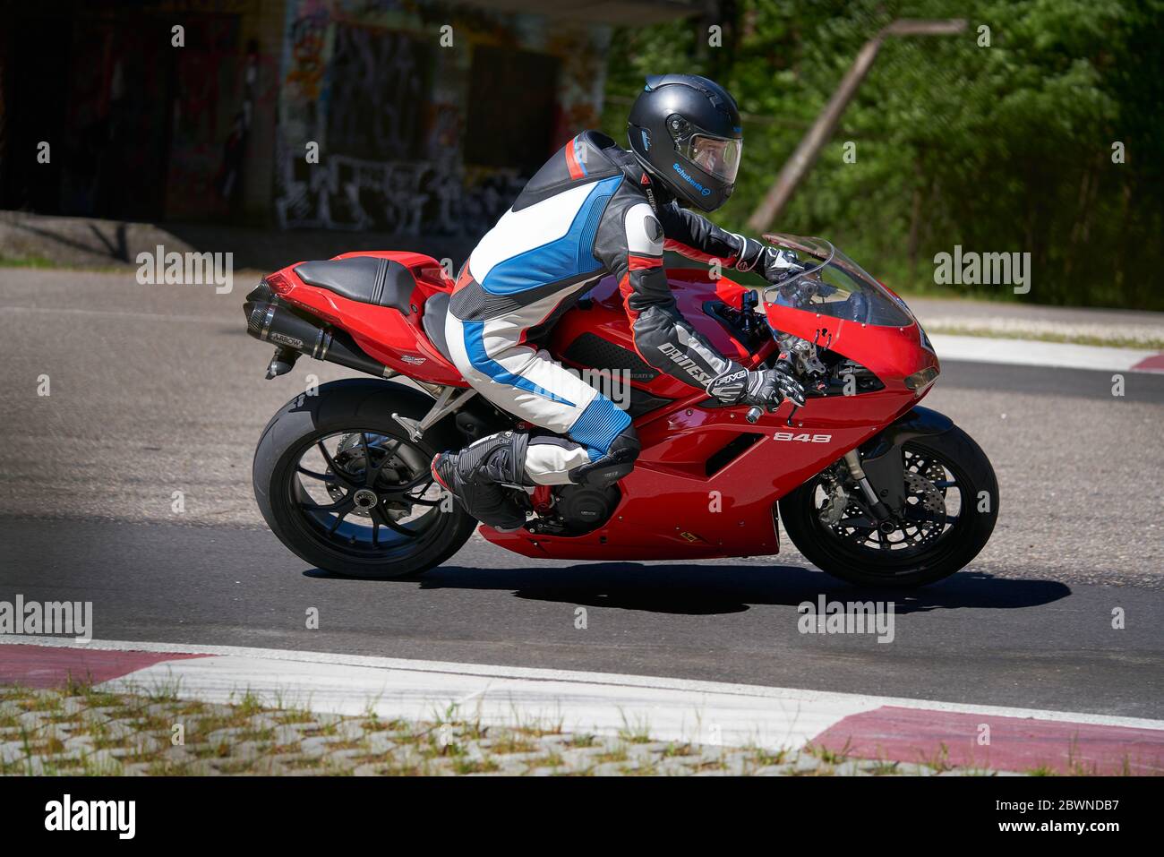 25-05-2020 Riga, Letonia. Motociclista va en carretera, vista lateral, primer plano. Foto de stock