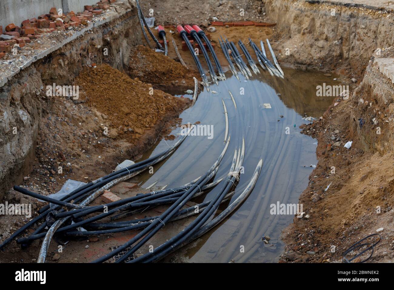 Tendido de cables. Obras de construcción. Cable en agua de subsuelo  Fotografía de stock - Alamy