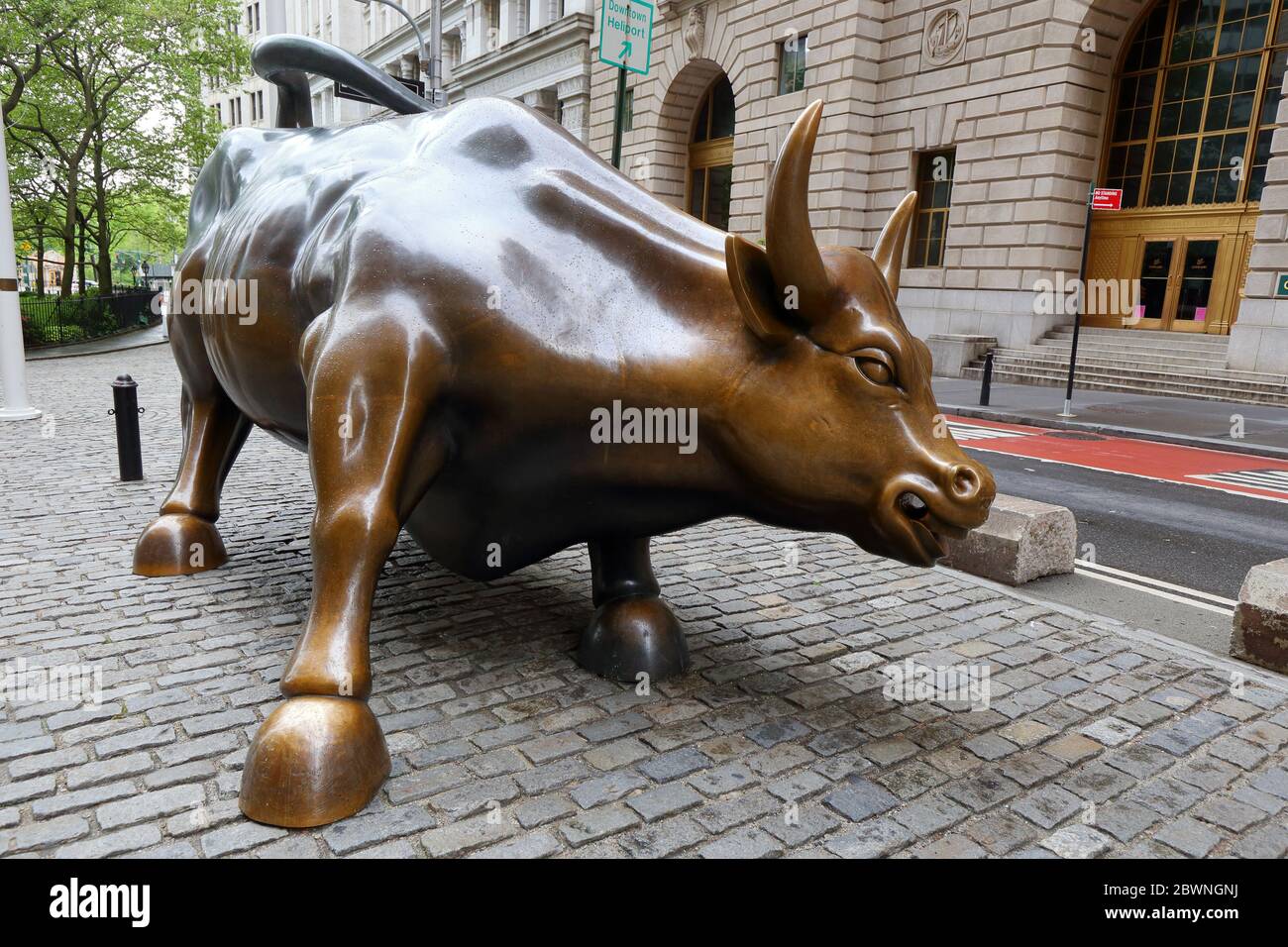 Toro de carga por Arturo Di Modica. Una escultura de bronce que ha venido a representar a Wall Street, ubicada en Bowling Green, Manhattan, Nueva York Foto de stock