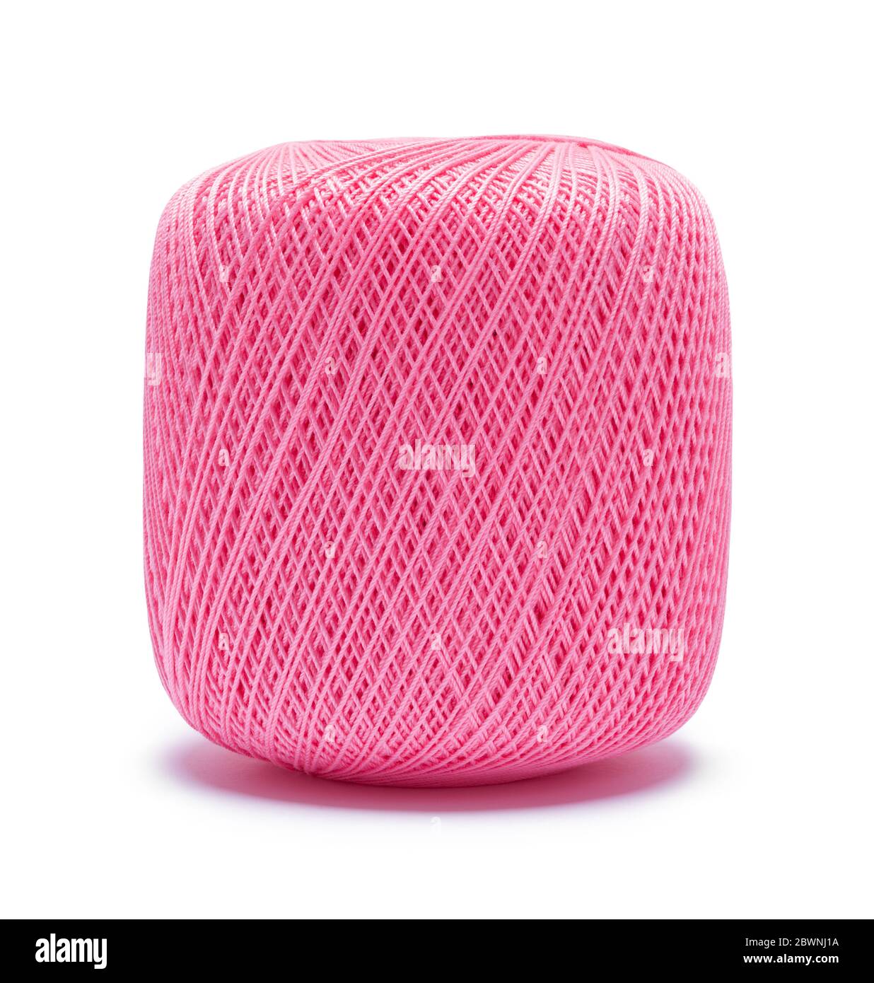 Bobina de cuerda de punto rosa aislada en fondo blanco. Foto de stock