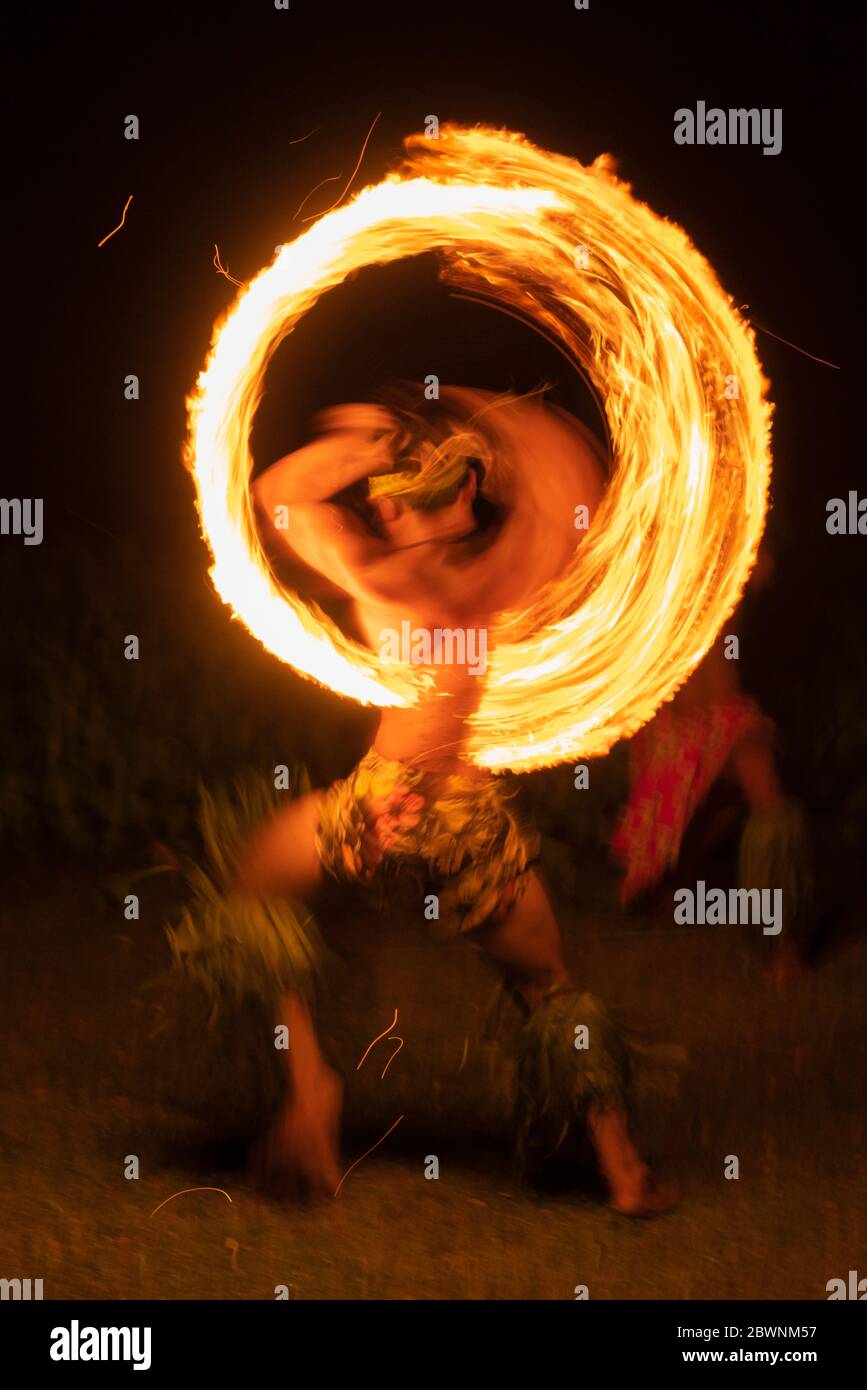 Bailarina de fuego actúa en Samoa Foto de stock