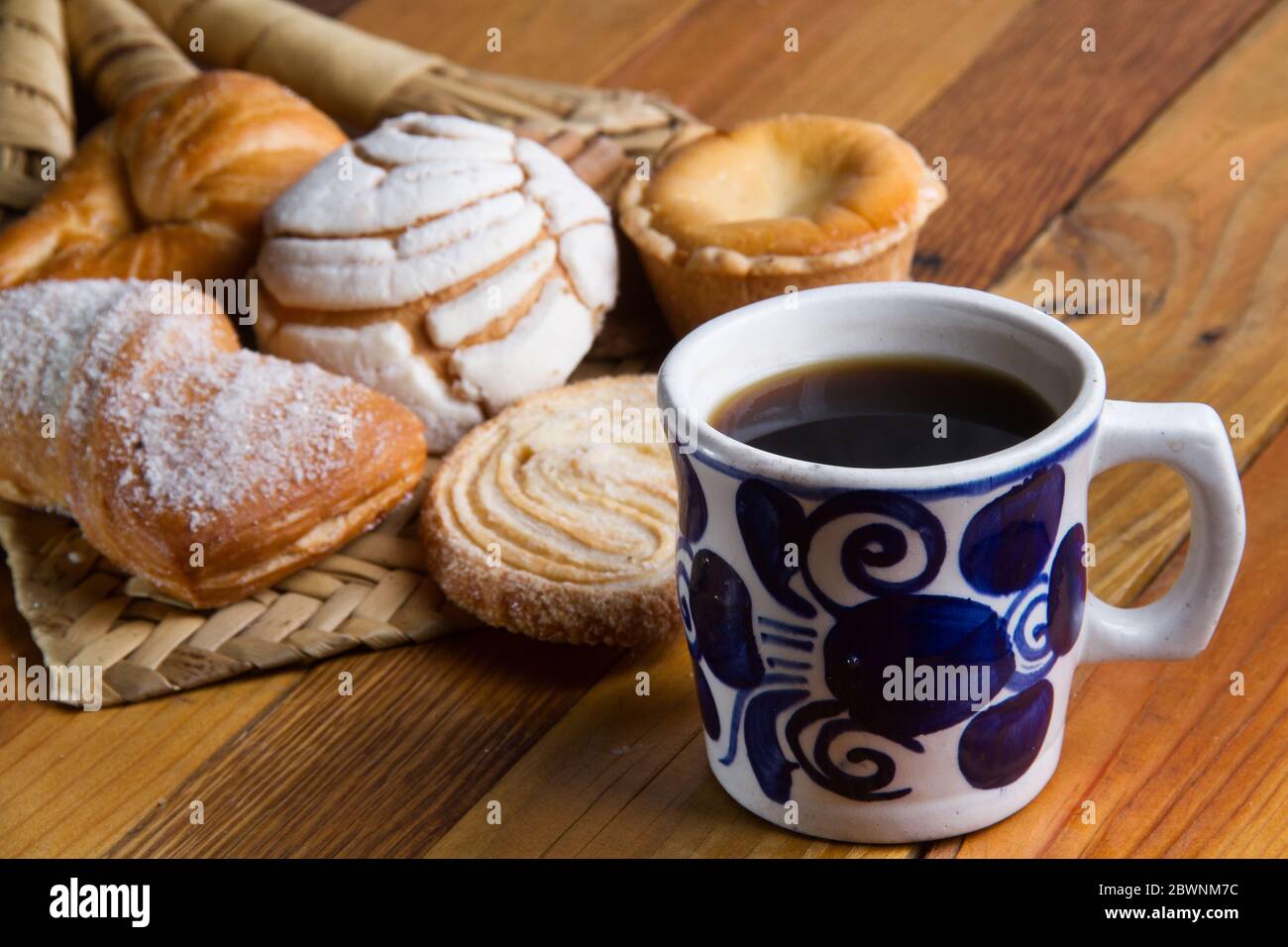 Taza mexicana de café y pan dulce tradicional Fotografía de stock - Alamy