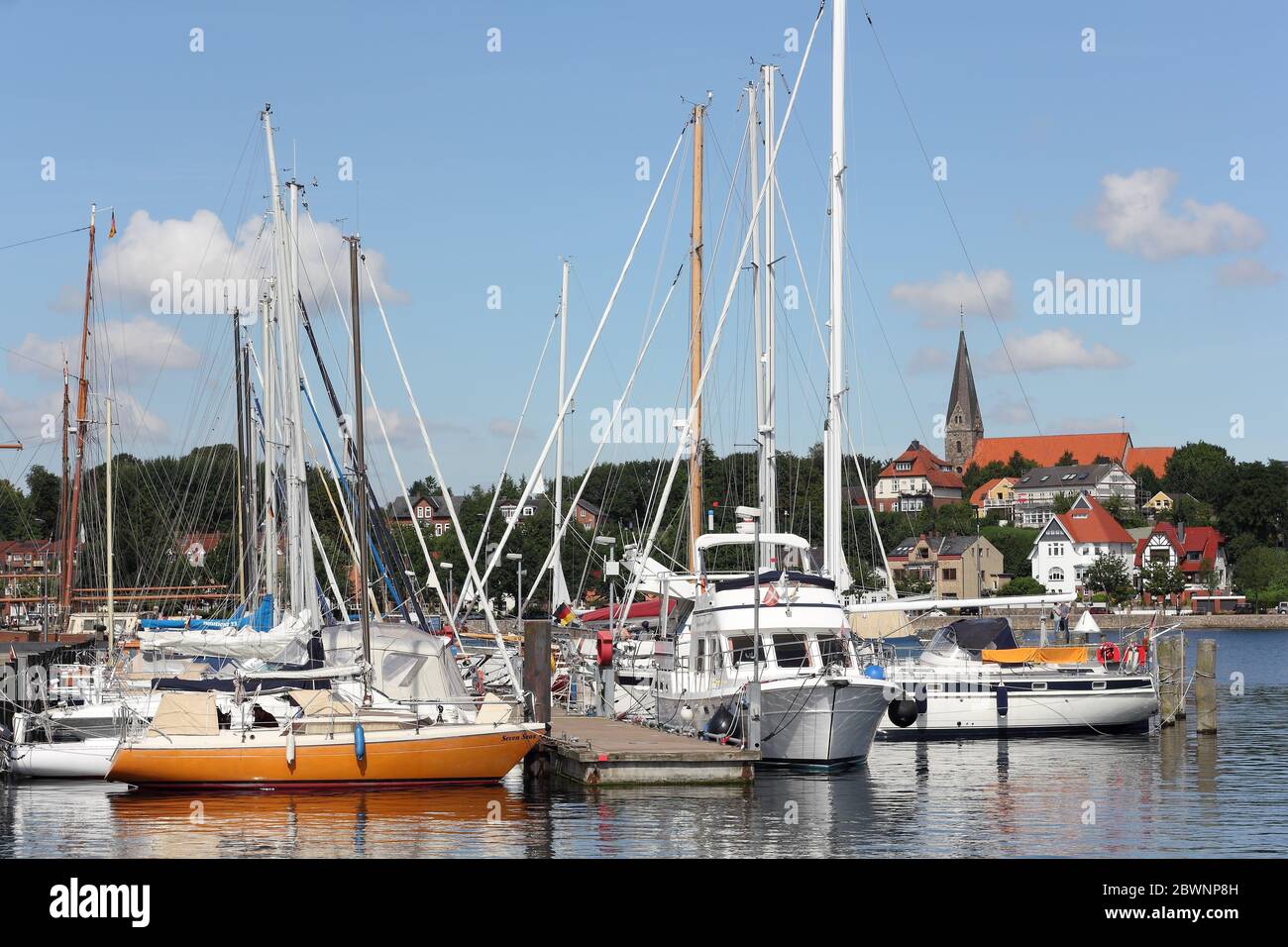 El puerto deportivo de Eckernförde y la iglesia románica de Borby Foto de stock