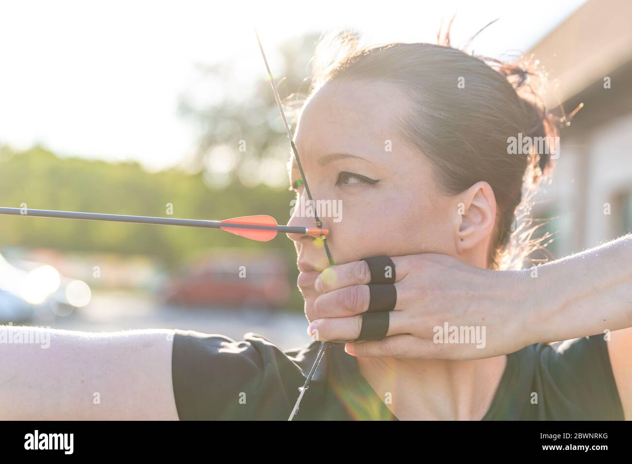 mujer deportiva atractiva en tiro con arco, flechas y arco en acción  Fotografía de stock - Alamy