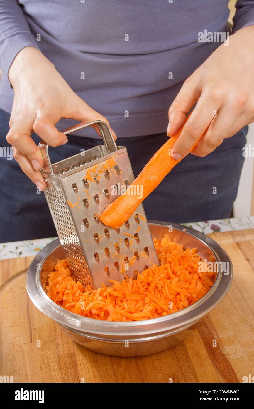 https://c8.alamy.com/compes/2bwnw0f/las-manos-femeninas-sostienen-una-zanahoria-cruda-y-la-muelen-en-pedazos-pequenos-en-un-rallador-de-cocina-de-metal-2bwnw0f.jpg