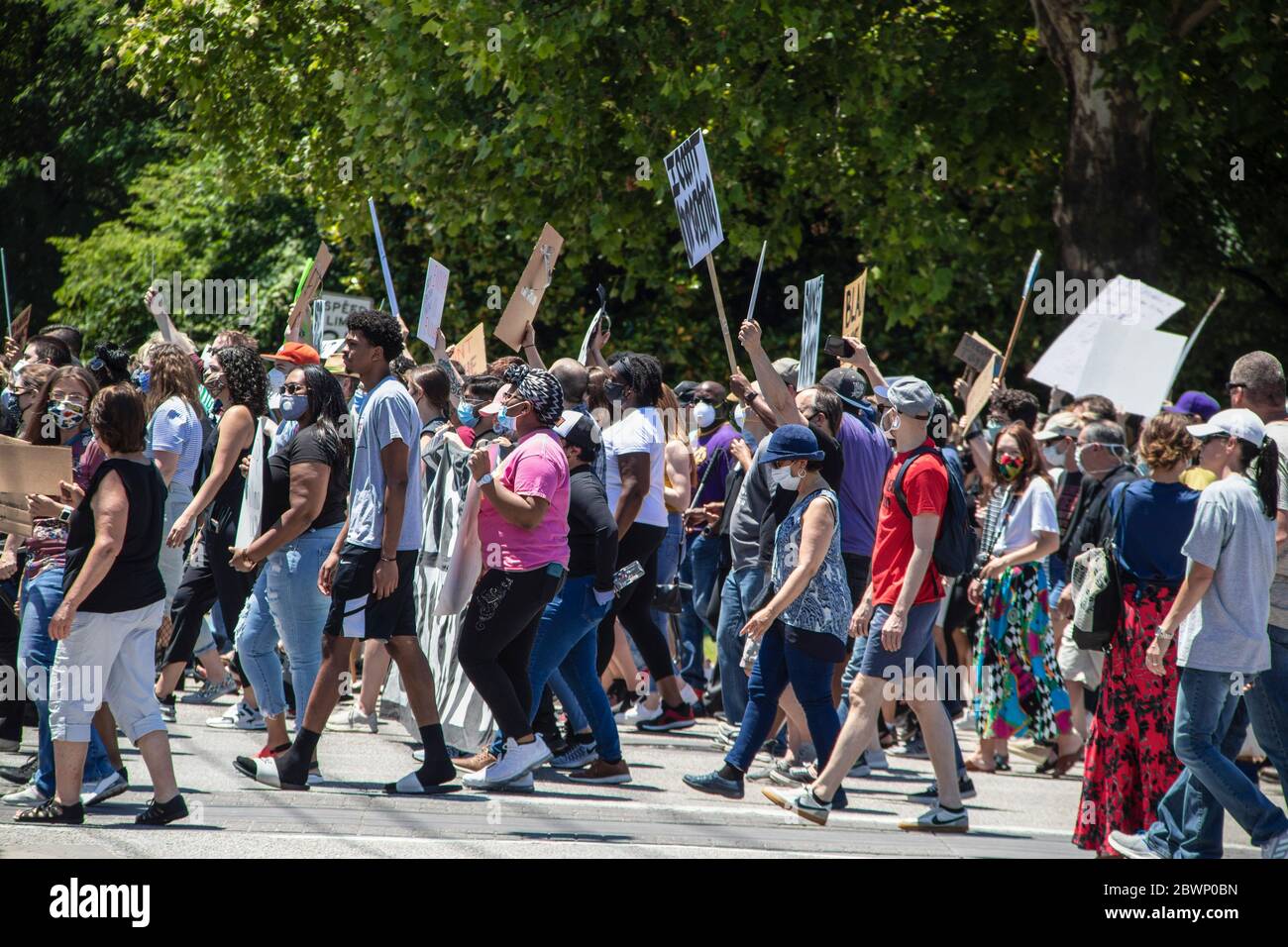 05-30-2020 Tulsa USA gente marchando juntos calle abajo con señales en BLM rally- negro y blanco jóvenes y viejos juntos Foto de stock