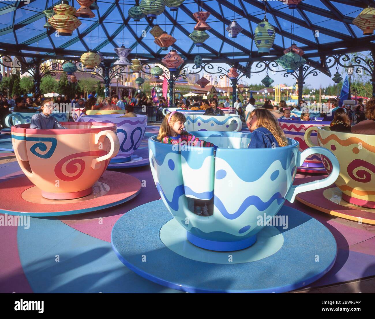 Mad Hatter's Tea Cups paseo en Disneyland Park, Disneyland París,  Marne-la-Vallée, Île-de-France, Francia Fotografía de stock - Alamy