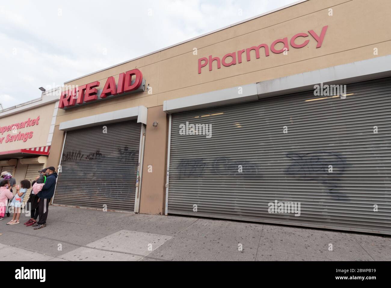 Una farmacia de Rite Aid normalmente abierta las 24 horas está cerrada a las 5 pm debido al toque de queda debido a algunos manifestantes saqueando Foto de stock