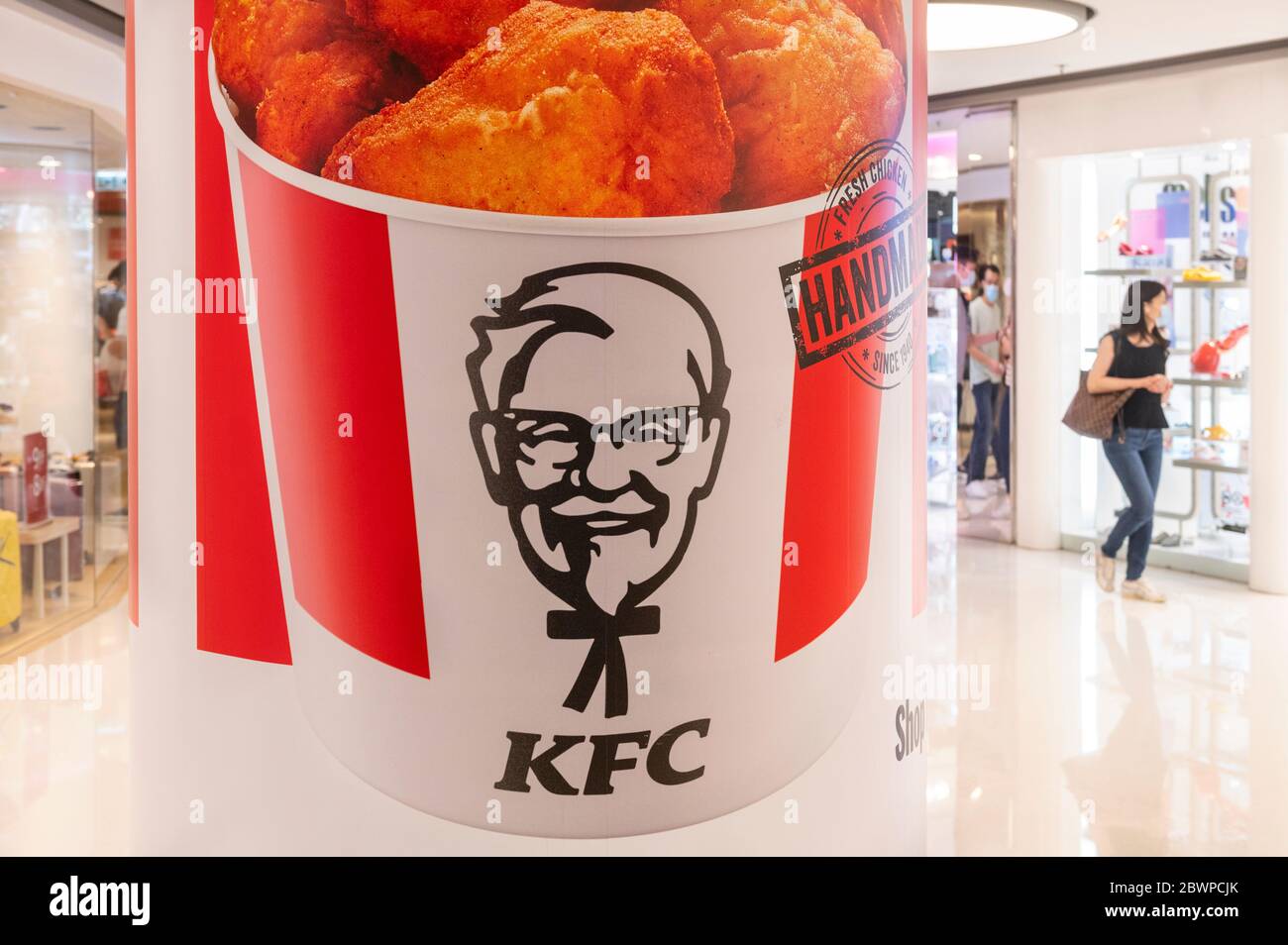 American fast food pollo restaurante cadena Kentucky Fried Chicken logo se ve en un fler en Hong Kong Fotografía de stock - Alamy