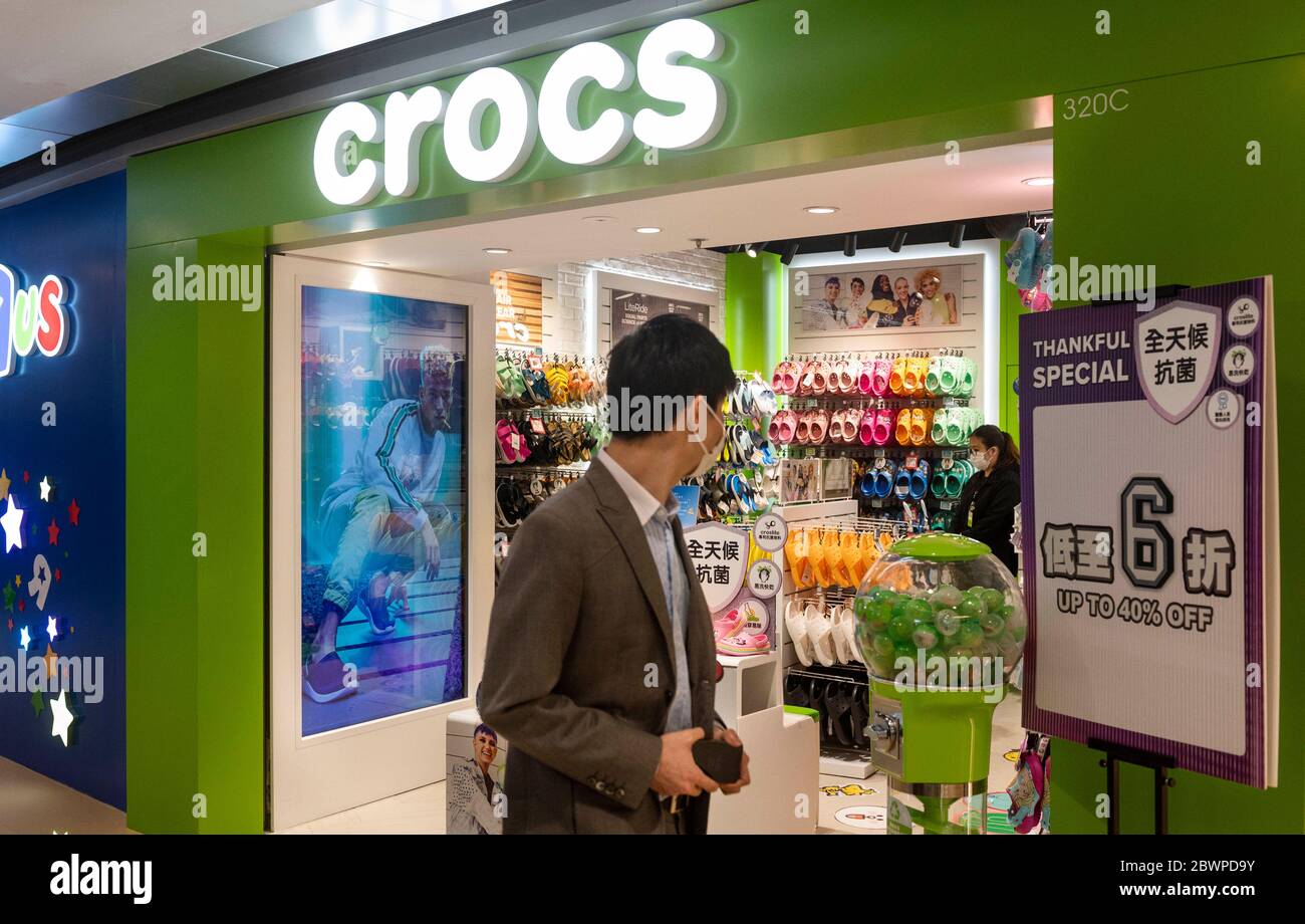 Hong Kong, China. 29 de mayo de 2020. Un hombre pasa por la tienda Crocs de  la Marca fabricante de zapatos en Hong Kong. Crédito: Budrul Chukrut/SOPA  Imágenes/ZUMA Wire/Alamy Live News Fotografía