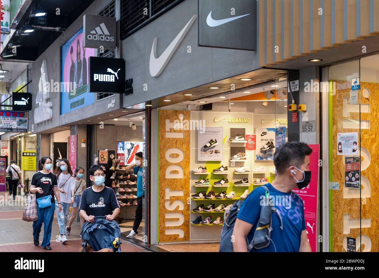 Hong Kong, China. 29 de mayo de 2020. Marcas multinacionales de ropa deportiva Adidas y logotipos Nike vistos en una tienda en Hong Kong. Crédito: Chukrut/SOPA Imágenes/ZUMA Wire/Alamy Live News Fotografía