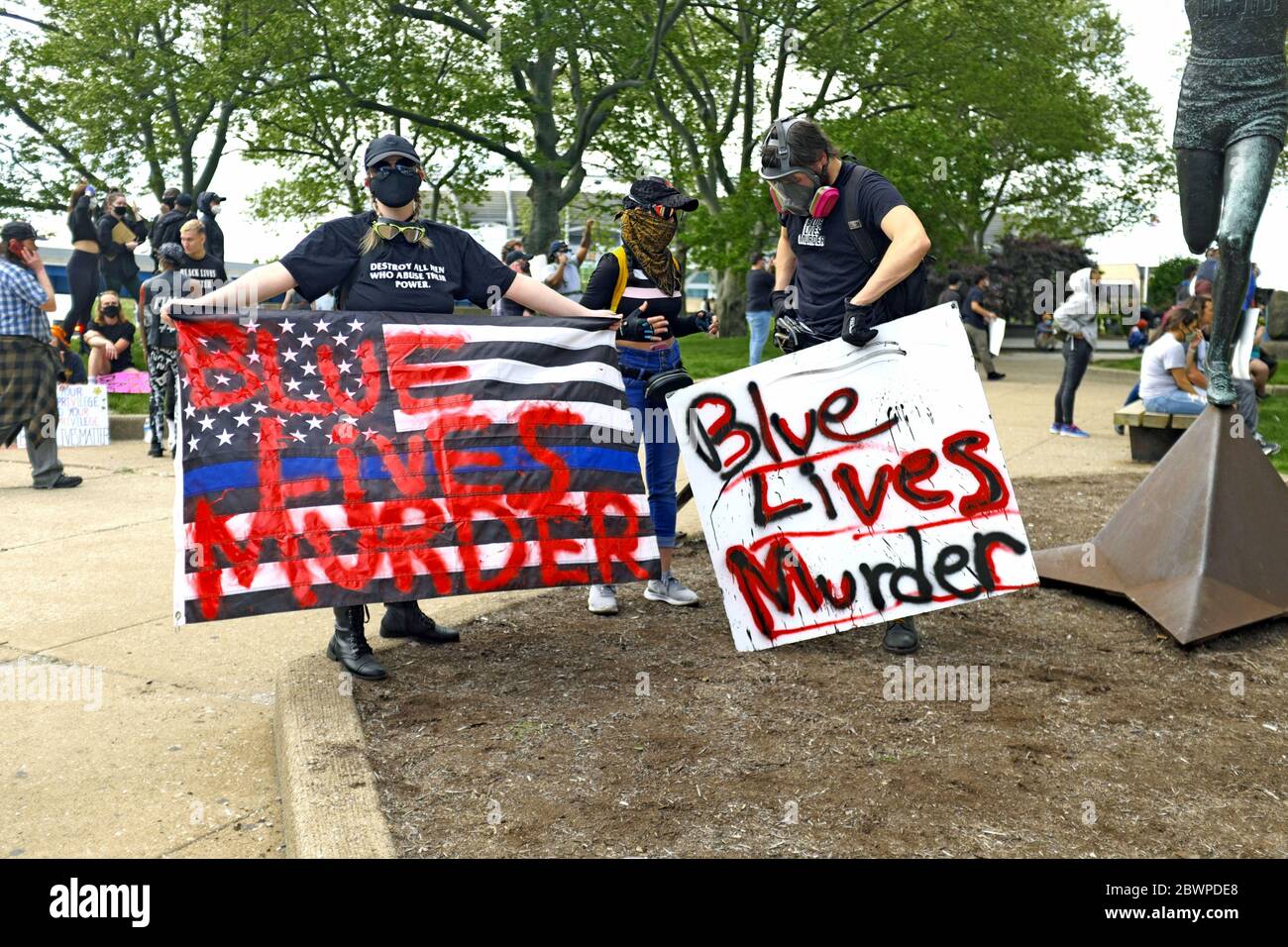 En referencia a la policía, los manifestantes en Cleveland, Ohio, Estados Unidos, mantienen señales de asesinato de Blue Lives, que se manifiestan contra el asesinato de George Floyd en MN. Foto de stock