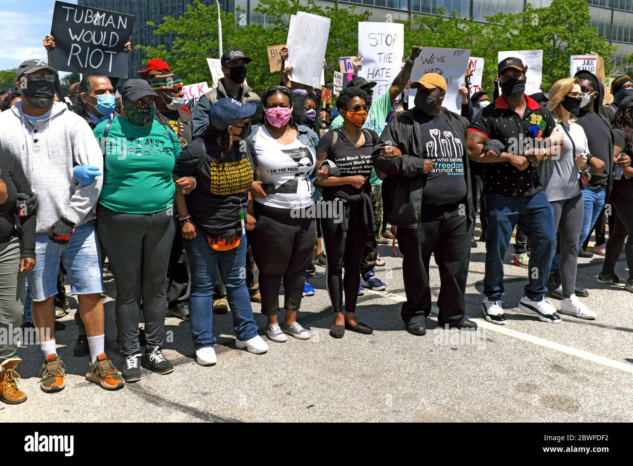 Manifestantes con armas y señales se alinearon para una marcha de protesta en el centro de Cleveland, Ohio, EE.UU. Contra la brutalidad policial de los negros. Foto de stock